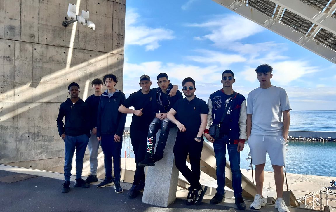 Mooie, gezellige en leerzame studententour met deze school uit Amsterdam! Voor het tweede jaar met ons op pad in Barcelona. Dit jaar met 52 personen, verdeeld over 6 gidsen.
Dank voor de prachtige foto’s @annemarike.bcn