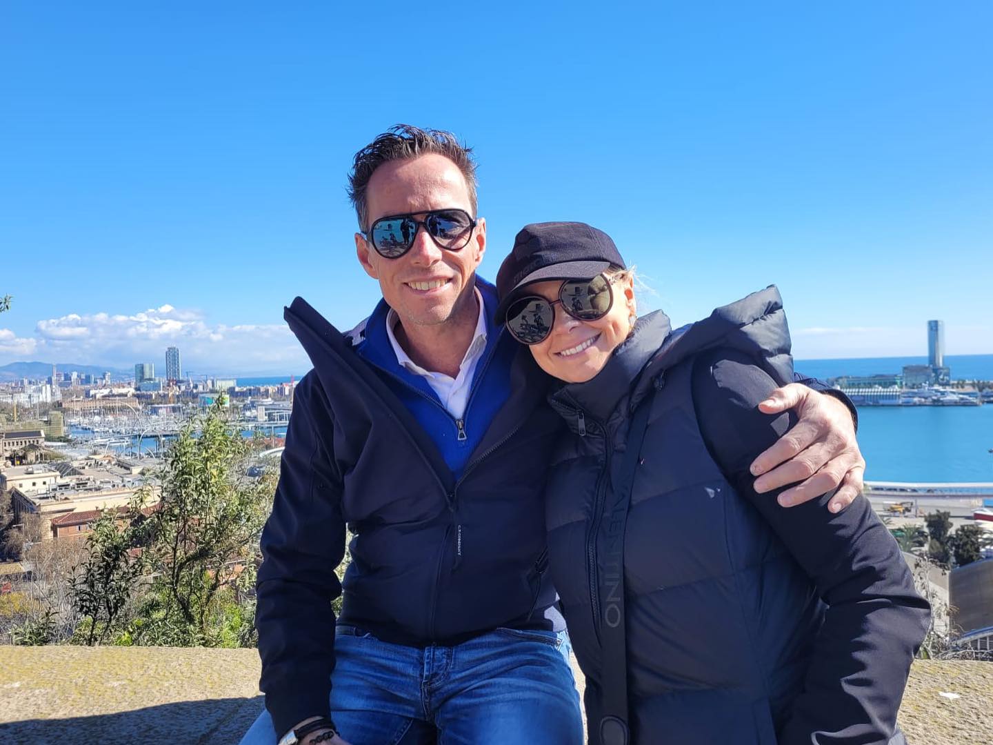Zonnige tour begin maart met dit enthousiaste stel ☀️
Uitzicht over de haven, zee en stad vanaf Montjuïc, ideaal te beklimmen met onze e-bike tour!
