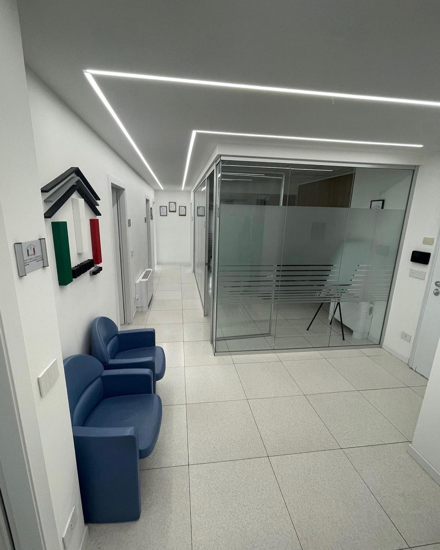 ITALFEM Group vi da il benvenuto nella sua nuova sede operativa di Landriano(PV)📍👩🏻💻🧑💻
Ogni giorno lavoriamo per costruire un futuro in cui gli alti standard del Made in Italy 🇮🇹siano innovativi e improntati su:
* Principi di sostenibilità ♻️
* Riduzione dell’impatto ambientale✅
* Recupero delle materie prime.🌱
Vuoi realizzare l’ufficio più adatto alle esigenze del tuo team?
Contattaci:
📩 info@italfemgroup.ti
📱 0382 373543
#italfemgroup#ristrutturazioni#edilizia#costruzioni#ufficio#costruireperrealizzareituoisogni