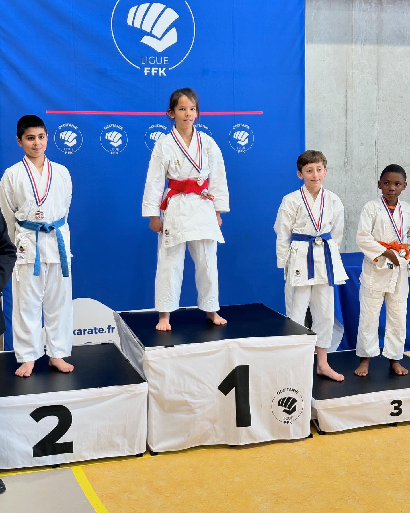 🏆 Le KCC remporte une médaille et son ticket d’entrée pour la coupe de France.
🥇Sven Bösch est monté sur la première marche du podium lors de l’open de la ligue régionale kata dans la catégorie benjamin. Félicitations à lui !
On ne relâche pas le travail et les efforts 💪
#karate #shotokan #ffk #competition
#martialarts
