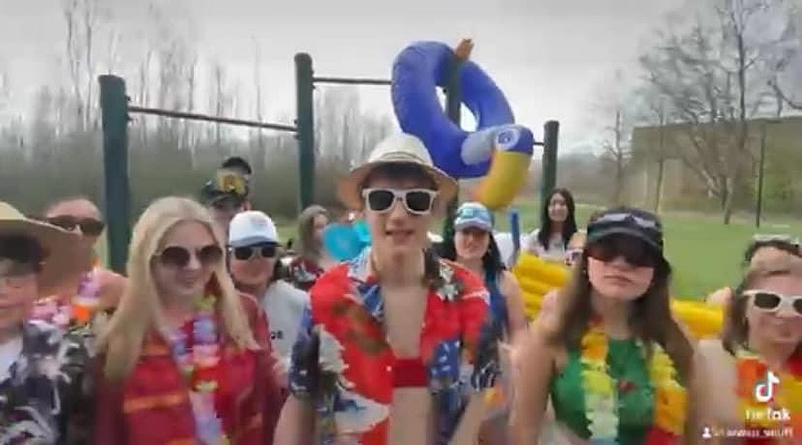 De leerlingen van 5GZ hebben jullie nodig!
Om de reis naar Lloret de Mar te winnen van stressfactor hebben ze jullie likes โค๏ธ nodig op hun tiktokfilmpje: https://vm.tiktok.com/ZGey2GGHg/
Bezorgen jullie hen de overwinning? ๐ฅ