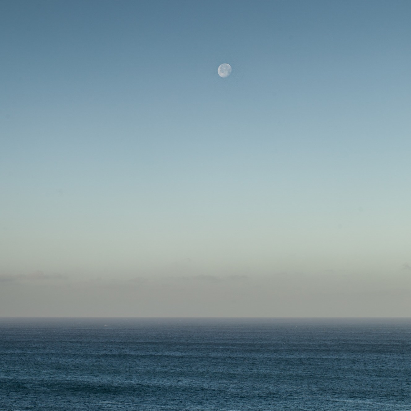 // morning moon, fuerte/23
#moon #moonlovers #moonlight #outdoor #outdoorphotography #tides #moonchild
#magic #photography #surferlife #travel #fuerteventura #elcotillo