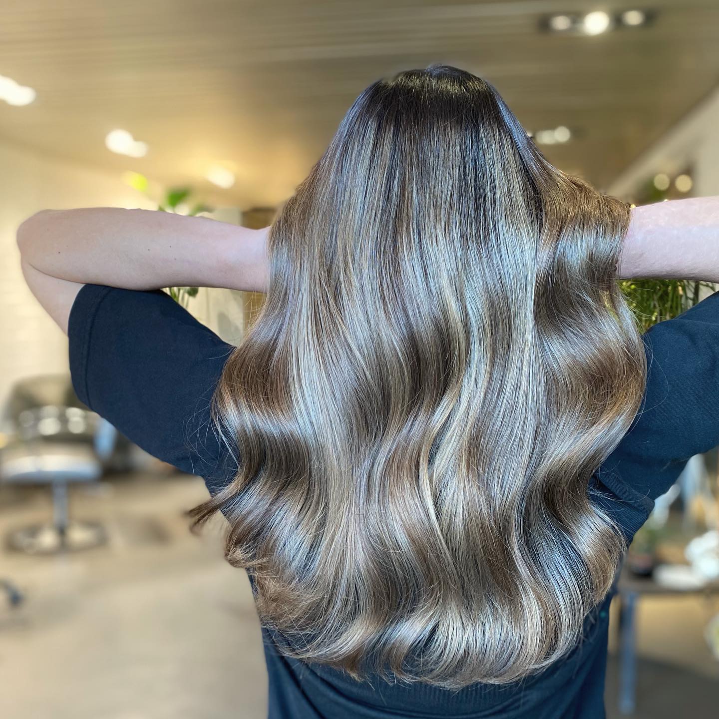 Balayage tranformation for beautiful @jamiegroot ✨
At E Organic Salon, we offer all kind of treatments, including balayage, highlights and bleach treatments using organic hair coloring, free from ppd, ammonia and other harmful ingredients!
We love to achieve stunning results while being gentle for our health, planet and hair. 🌱❤️
#EcoSalon #BesteKapper #organichaircolor #Balayage #balayagetransformation #BeforeandAfter