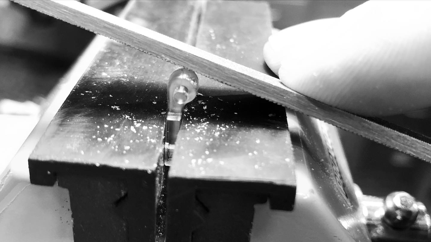 Reparatur Lupenbrille mit Adidas Rahmen, das Original Ersatzteil ist nicht mehr erhältlich. Jedoch kein Hindernis, manchmal muss man nur genau hinschauen und gute Kontakte
Danke @steudel.optik - es passt
#reparieren #sportbrillen #lupenbrille #bergen14 #geheimtipp