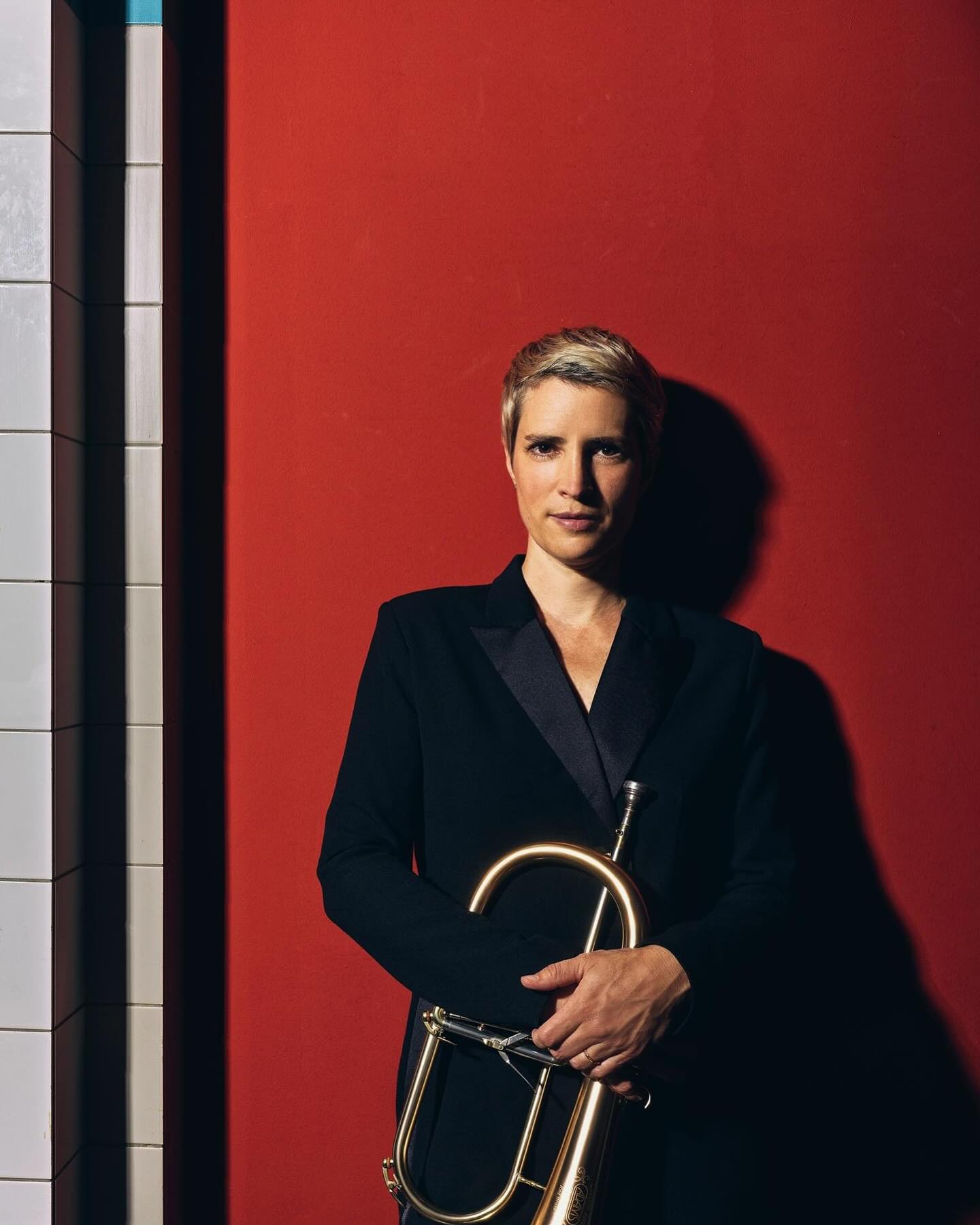 Over een maand is het zover: samen met de geweldige Cubaanse pianist Ramón Valle geef ik een aantal huisconcerten. Ja, inderdaad, bij mij thuis, in Den Haag. Mocht je daarbij willen zijn dan kun je mailen naar maitehonteleathome@gmail.com
Data: vrijdag 19 en zaterdag 20 april, beide dagen om 14:00 en 17:00! Kaartjes kosten 30 euro.
Oja, de foto is gemaakt door @hugo_thomassen_photographer voor @adamsbrass , het merk van mijn heerlijk spelende bügel. De kaartjes gaan hard! @ramonvallemusic @adindameertins