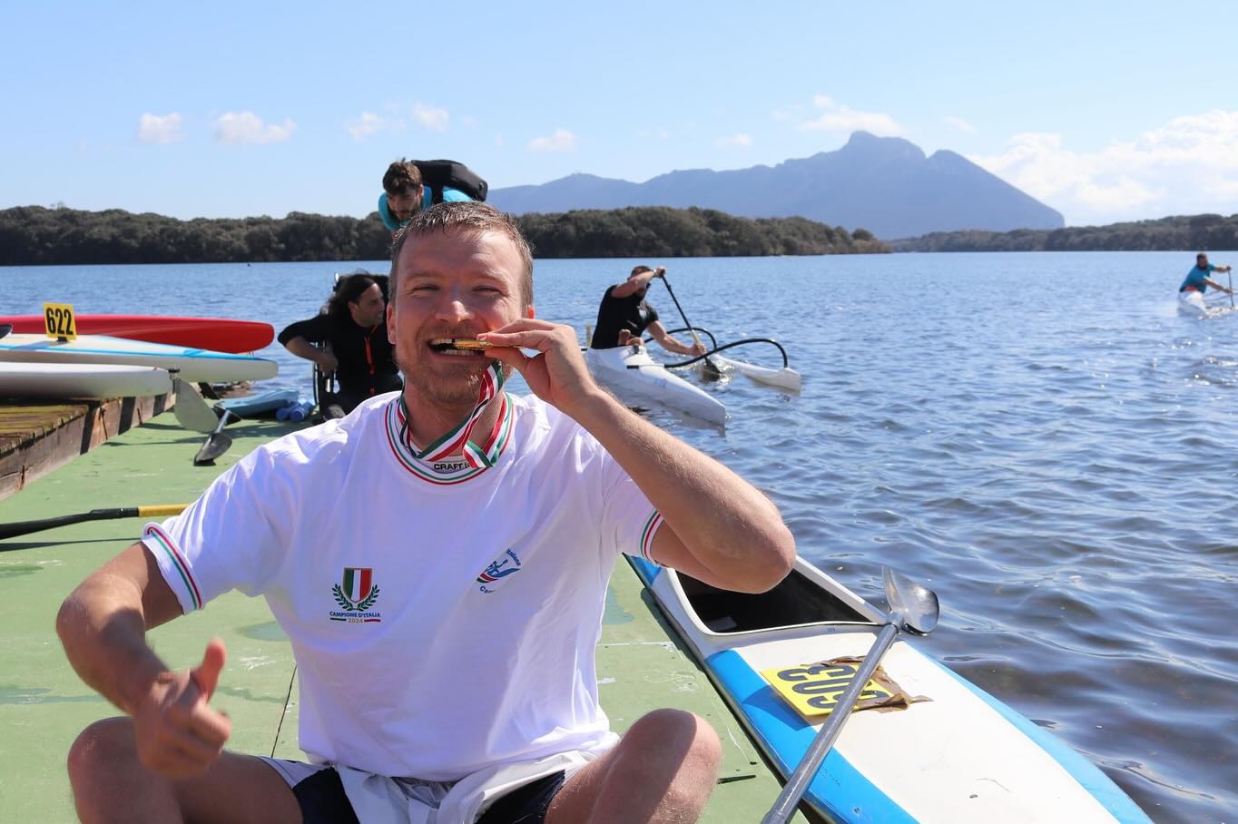 Il 16 e il 17 Marzo si sono svolti a Sabaudia i Campionati Italiani di fondo sui 5000 metri, primo importante appuntamento di questa stagione.
Ottimo risultato per Giovanni Montagnani che vince il titolo italiano nella categoria KITA3 (in attesa di essere riclassificato), buone sensazioni anche da parte degli altri atleti sestesi in vista del prossimo appuntamento alla gara internazionale di Milano che si terrà il 5-6-7 Aprile sulle distanze olimpiche.