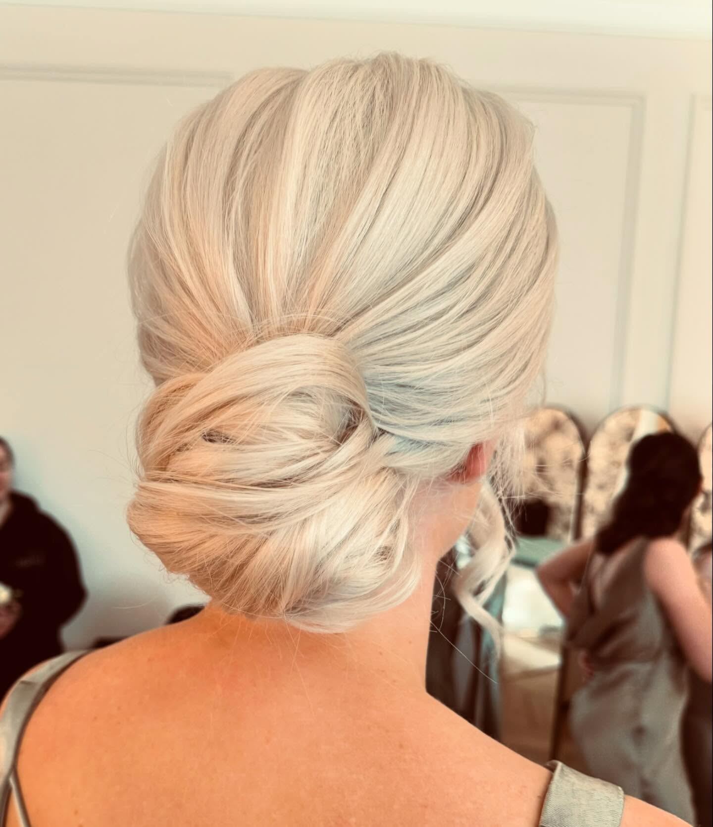 Simple undone bun 🖤
Venue @mottramhallcheshire
Stylist @fayekenyonhairandmakeup
@babyliss
@kykhair
@colorwowhair
@schwarzkopfprouk
#hairstylist #bridalhair #bridalbun #blondehair #weddinghair #weddinghairstylist