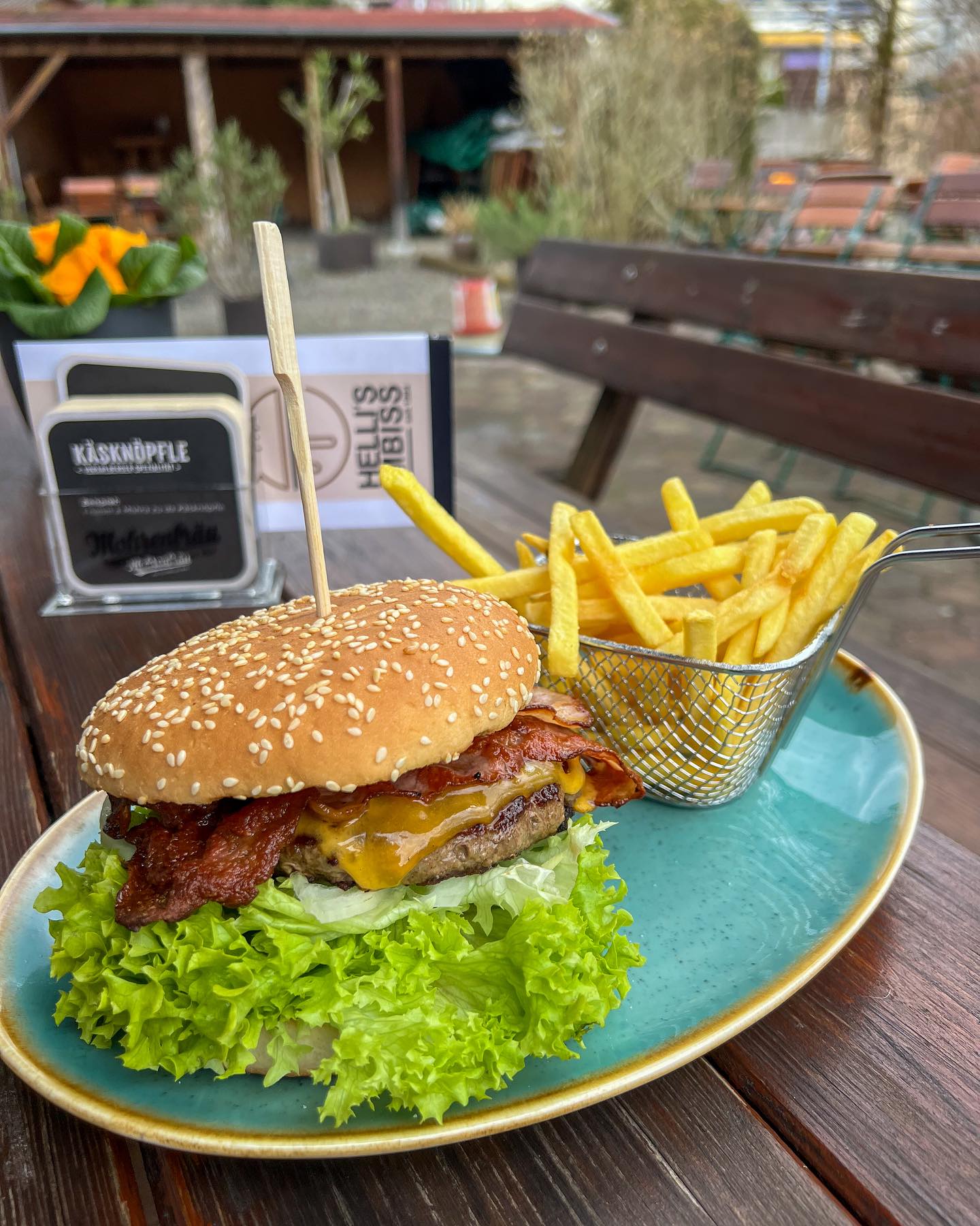 Schon probiert..?! 😋🤤 Neu | Mississippi Black Angus Burger (100% Rindfleisch )🍔 #burger #dornbirn #hellisimbiss #vorarlberg #spezialfiletbrot #food