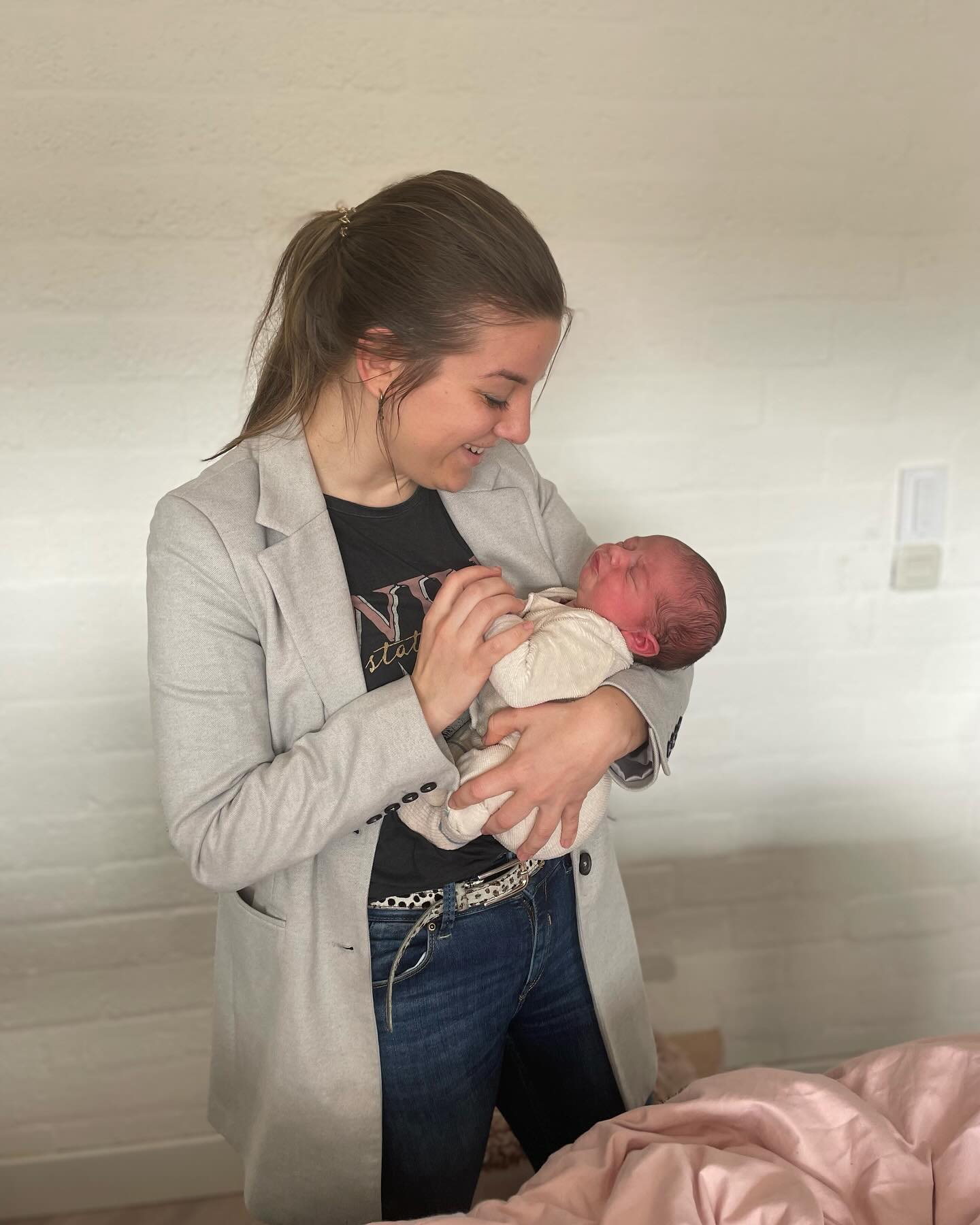 Een blij (Paas)ei hier!!
Annabel mocht bij deze mama zowel de 1e, de 2e én nu ook de 3e bevalling begeleiden! 3 meiden! Zo bijzonder!!
Samen met verloskundige in opleiding Ruth hadden ze een drukke nacht. Voor deze bevalling mochten ze bij een thuisgeboorte in bad zijn. Ook de 3e baby, maar in dit gezin kregen ze 3 jongens😄
Wat een fantastisch werk hebben wij toch!!