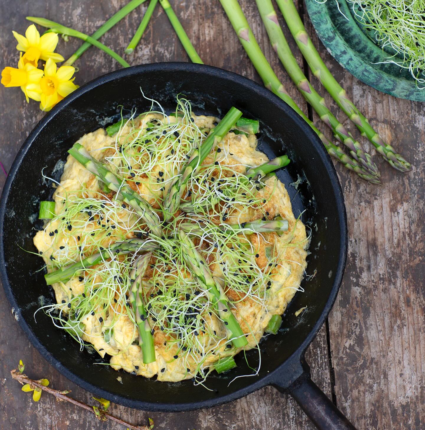 Sparrisomelett med lökgroddar đ±
Gott och enkelt. SmaksĂ€tt med purjolöks- eller vitlöksgroddar! đ€
#sparris #omelett #vitlöksgroddar #purjolöksgroddar #svenskodlat #nÀrodlat #groddar #frÄnsverige
Foto: @annikasnaturligating âš