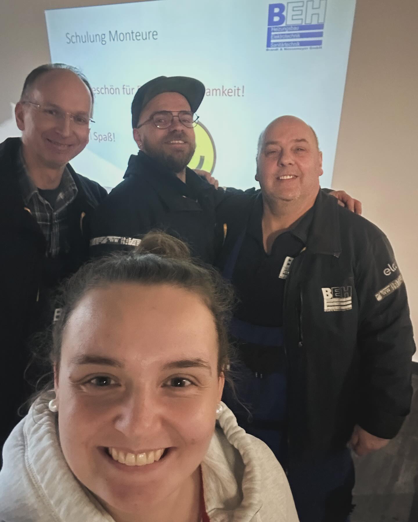 Digitalisierung 🚀 - Nach sämtliche Stunden, Überlegungen und Nerven, können wir unsere neue einheitliche Plattform nutzen. Unsere Meister/in, Bürodamen und der Kundendienst wurden bereits geschult und arbeiten live. Nächste Woche starten unsere fleißigen Monteure ebenfalls durch 🔥💪🏻 #teambeh #digital #gemeinsamstark #handwerk