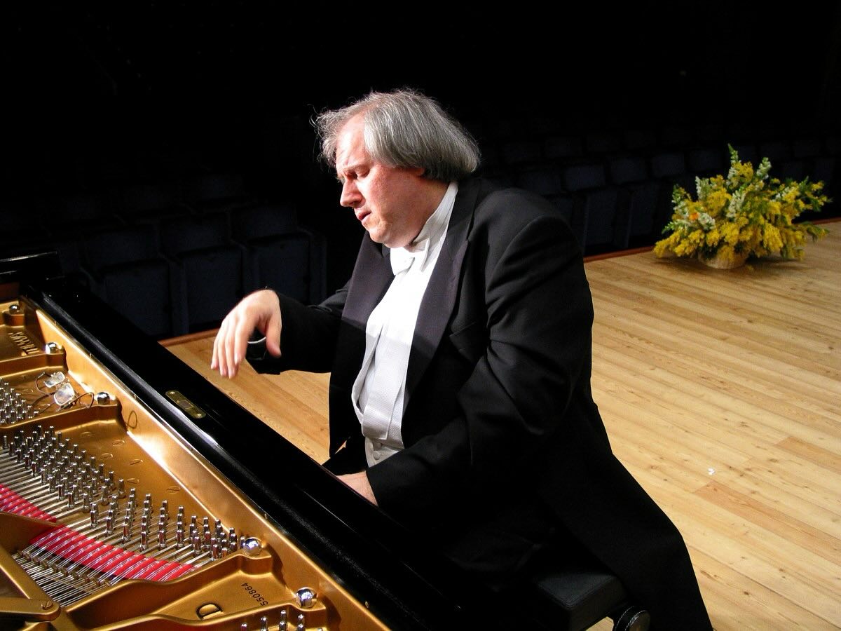 Die Klavierlegende Grigory Sokolov am Donnerstag, 4. April um 19.30 Uhr im @casino_bern!
Für viele ist der 1950 geborene Sokolov einer der wenigen «Jahrhundertpianisten»; mit seinen Interpretationen beleuchtet er jedes Werk völlig neu – er entlockt den von ihm ausgewählten Werken Facetten und Schattierungen, die man noch nicht gehört hat. Er vertieft sich lange in jedes Programm und wählt entsprechen sorgfältig aus, worauf er seinen Fokus als Nächstes legt. Aber Sokolov ist auch überzeugt: das Geheimnis der Interpretation liegt nicht allein beim Interpreten – nein, als Konzertbesucherin und -besucher ist man ebenso daran beteiligt. Denn erst die konzentrierte Gemeinschaft im Konzertsaal schafft für ihn die notwendige und einzigartige Voraussetzung für eine inspirierte Interpretation. Eine singuläre Vision eines singulären Visionärs am Klavier. Nicht verpassen!
Programm:
Johann Sebastian Bach
Vier Duette, BWV 802-805
Partita Nr. 2 c-Moll BWV 826
Frédéric Chopin
Vier Mazurkas Op. 30, Drei Mazurkas Op. 50
Robert Schumann
Waldszenen Op. 82
Infos und Tickets: www.meisterzyklus.ch
Photo © Anna-Flegontova DG