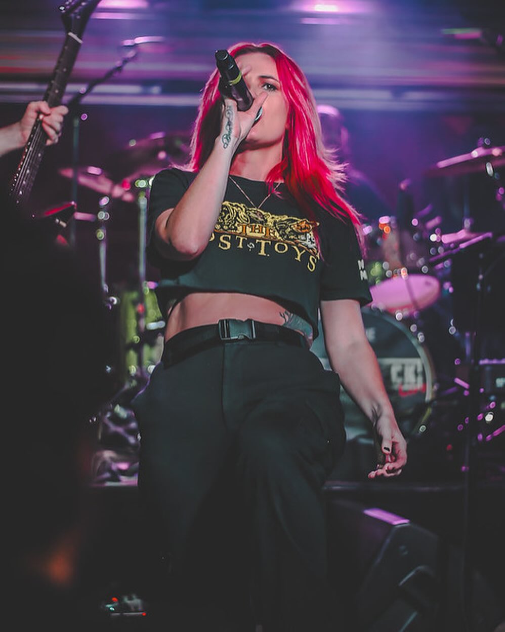 🤘🏻👀DAMN last night @luckystrikelive for @soundcheckliveofficial 8th Anniversary was ABSOLUTELY LEGENDARY!🔥🙌🏻
•
Thank you to everyone who came out early and caught our set! There were quite a few of you!😍😍😍🔥🔥
•
Can’t wait to get back onstage again soon… with new music!👏🏻
•
Thank you to @badxdrvgs for capturing this badass pic!
#femalefronted #femalefrontedmetal #losangeleslivemusic #rockandroll #blackmilkclothing