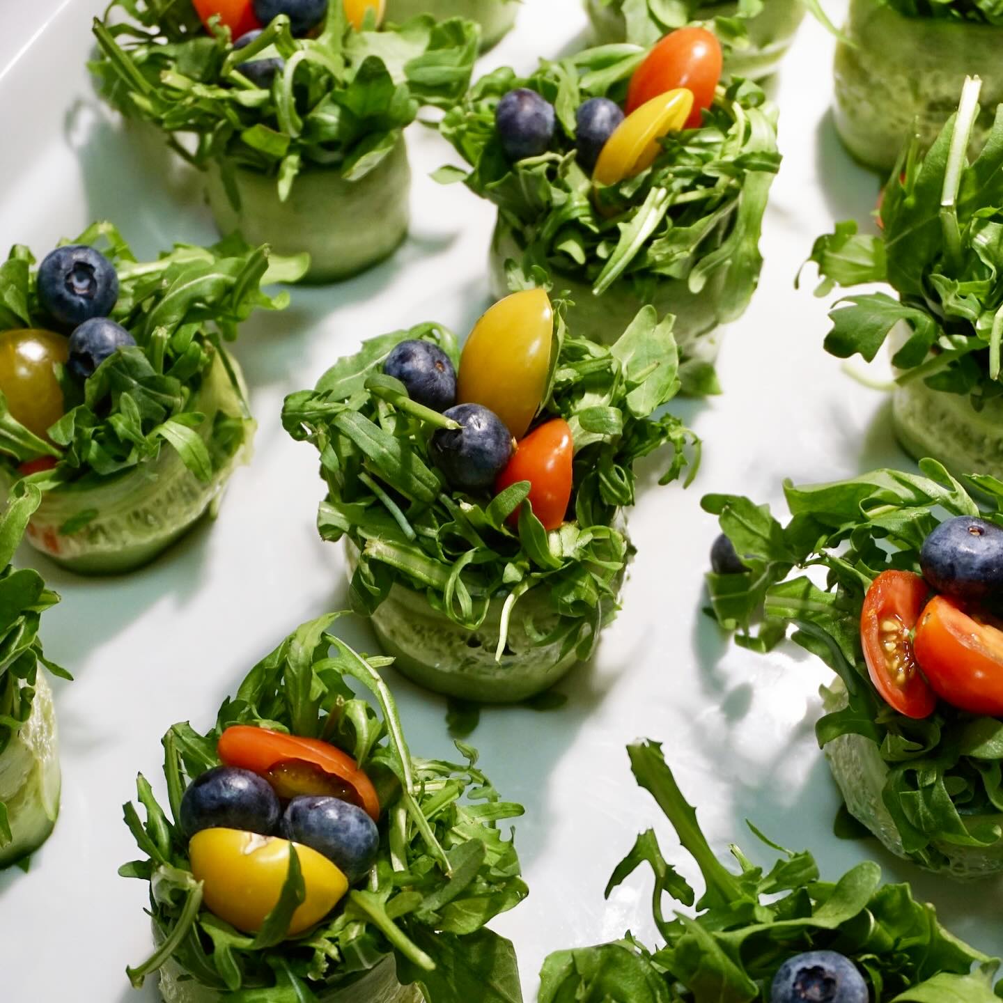 Elevate your salad station with Kulinary โ Fresh baby arugula delicately wrapped in cucumber ribbons, topped with vibrant blueberries and cherry tomatoes ๐