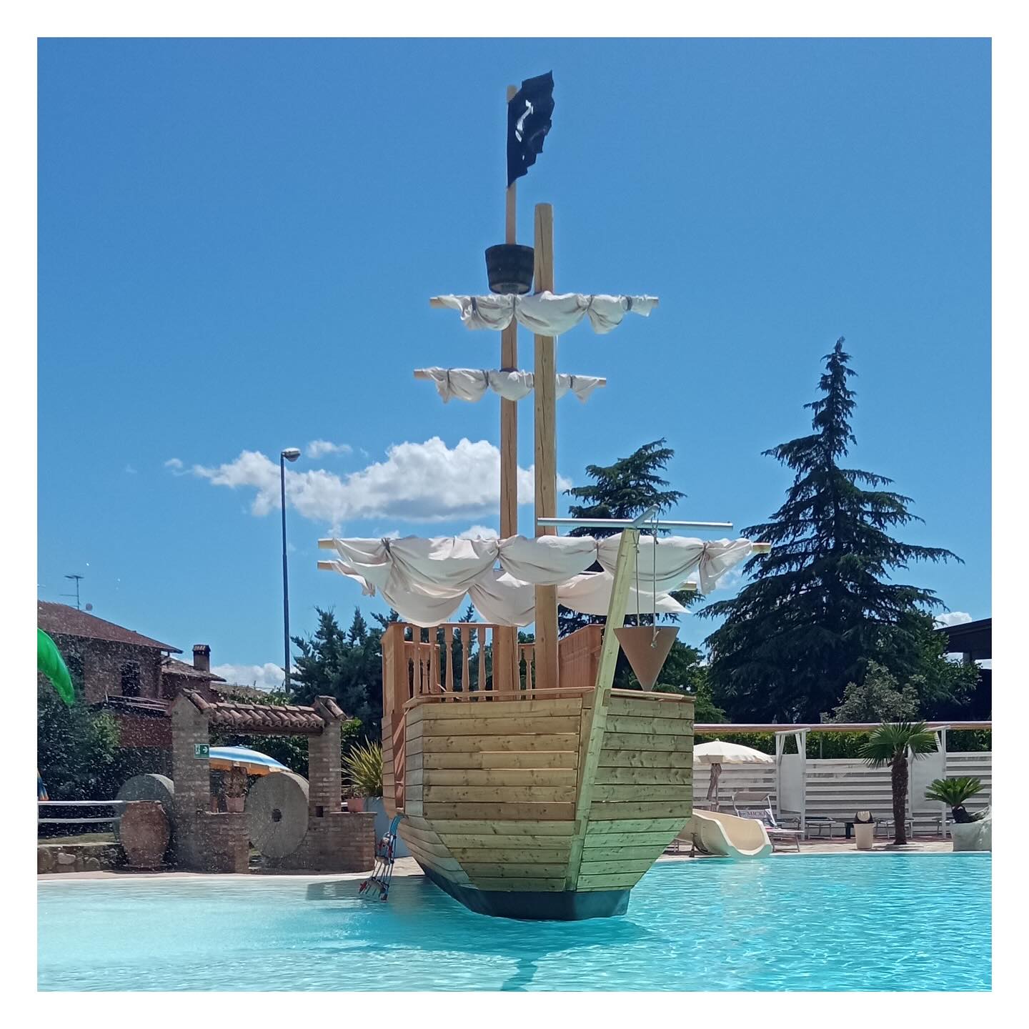 <Galeone>
•
Il Galeone delle @piscinemolinazzo realizzato interamente con il nostro larice pretagliato a misura, ci ricorda che sta ufficialmente per iniziare la bella stagione…la primavera è ormai nell’aria!
•
La senti?