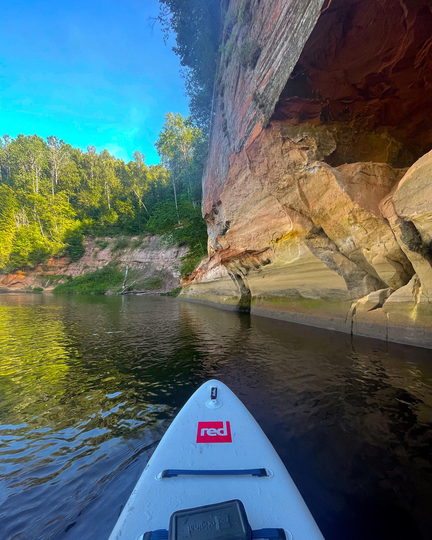 Akimirkos iš praėjusių metų SUP ekspedicijos Latvijoje Gaujos upe.
Šį turą kartosime ir šiemet - liepos 6 d. Plauksime gražiausia upės atkarpa, kuri teka per Gaujos Nacionalinį parką nuo Cesio iki Līgatne. Galėsime pasigrožėti įspūdingomis krantus puošiančiomis uolomis ir atodangomis.
Liko vos 4 vietos, tad vasaros nuotykius rezervuoti kviečiame iš anksto ☀️🏄♀️
.
.
.
#irklentės #supturai #irklenciuturai #vasara #vasarospramogos #vandenspramogos #sportas #aktyvuslaisvalaikis #laisvalaikisgamtoje #irklentes