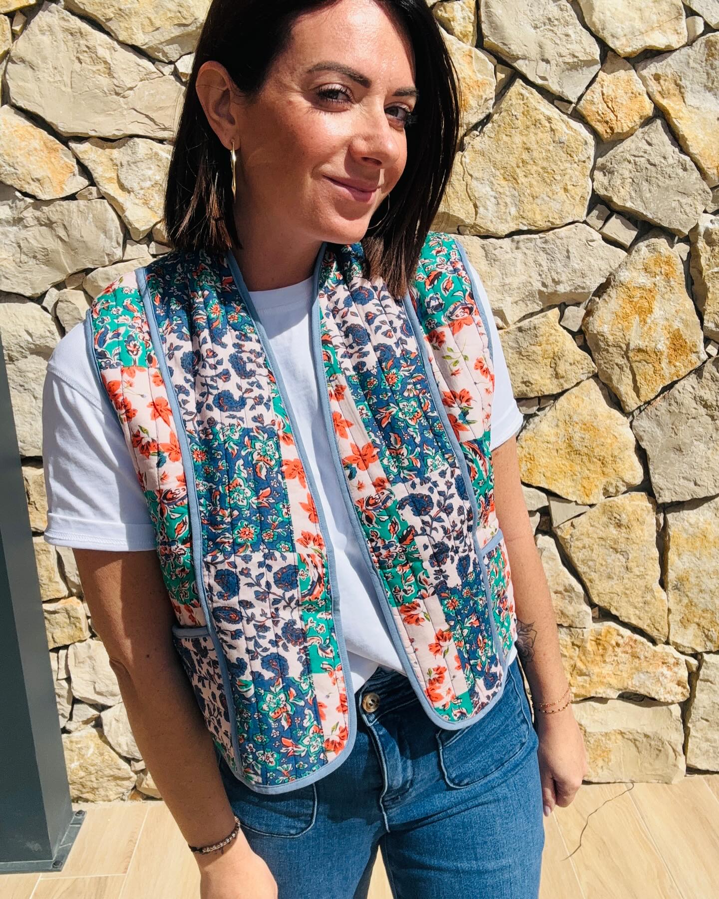 Pour apporter une touche de pep’s d’originalité à ta tenue adopte la sur veste matelassée
Ici notre veste KELYA est d’une coupe loose et courte avec un imprimé fleurie et coloré
On adore et vous ?
À retrouver en ligne sur www.madamevboutique.com
#modefemme #eshop #eshopping #outfitoftheday #lookoftheday #tendancemode #tendance2024 #surveste #vestematelassée