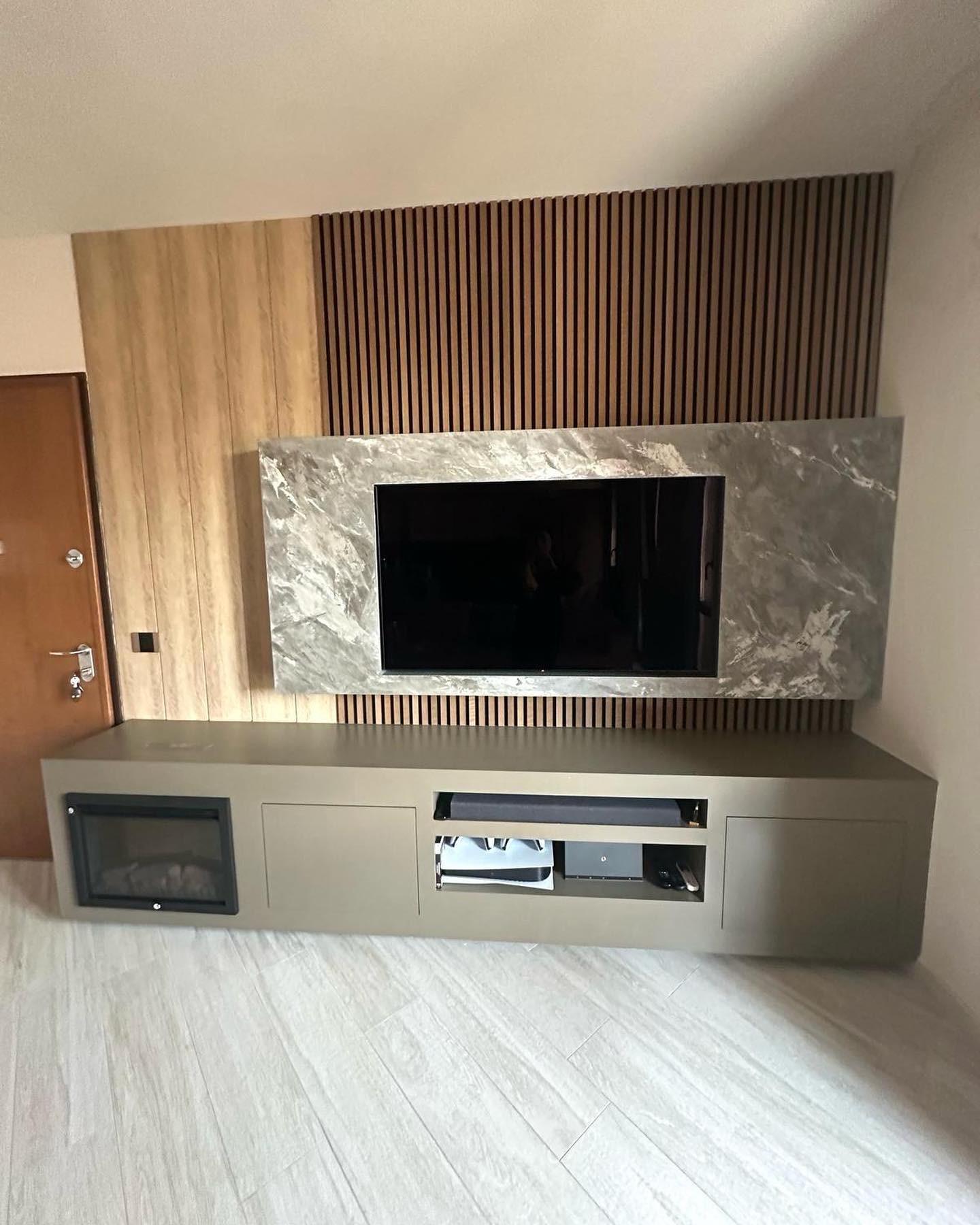 Un meraviglioso progetto di #ristrutturazione che ha esaudito a pieno i desideri della nostra cliente! ✨🏠
🦺open space salotto-cucina ampio e luminoso
🦺pavimentazione in gres Porcellanato a Effetto legno
🦺L’utilizzo di Listelli a fonoassorbimenti
🦺Camera da letto con uno stile minimal e tendente al contemporaneo.
Per scoprirne di più, contattaci:
📲0382 373543
📩 info@italfemgroup.it
Costruire per realizzare i tuoi sogni!!
#ristrutturazioniblog#ristrutturazioni#ristrutturarecasa#famiglia#casaèfamiglia#ristrutturazionesalotto#costruireperrealizzareituoisogni#costruireinsieme#edilizia#amagazing#follow#style#Madeinitaly#ediliziaitaliana#italia#Milano#Catanzaro#instagood#instalife#instajob#work