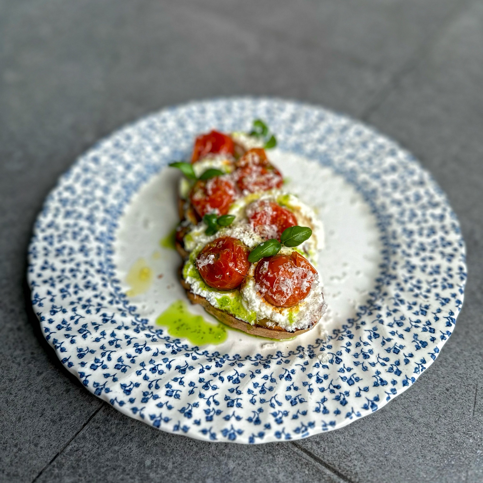 Our classic, slow roast tomato bruschetta with creamy ricotta, loved by our regulars and new guests alike π
β€οΈ
#fresh #food #restaurant #maidenhead #sauceandflour #bruschetta #tomato #delicious #tasty