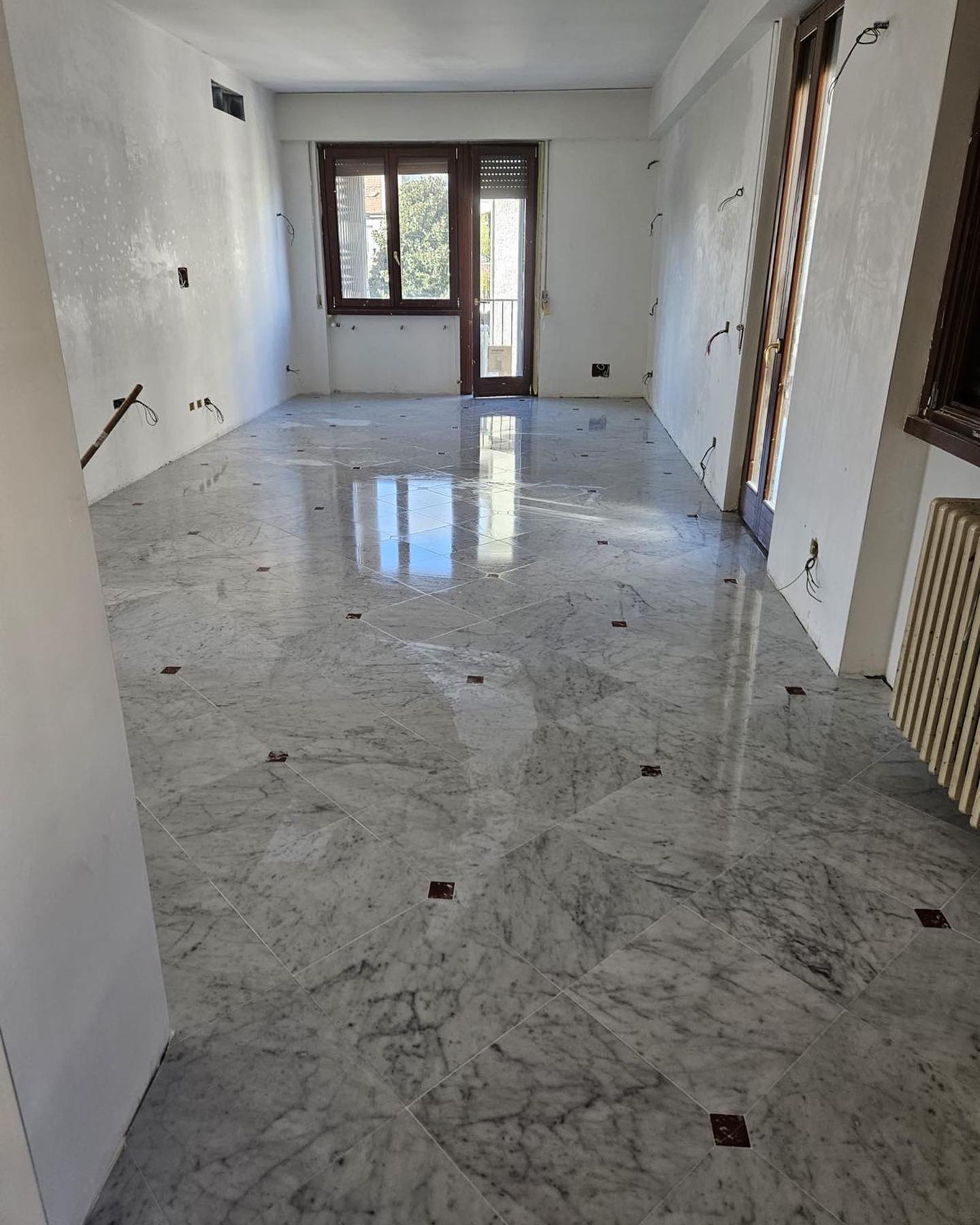 Posa pavimento in mattonelle di Marmo bianco e tozzetti rosso Francia 🏠
Un perfetto lavoro di squadra che ha soddisfatto pienamente il cliente 👌🏻
Per scoprirne di più, contattaci:
📲0382 373543
📩 info@italfemgroup.it
Costruire per realizzare i tuoi sogni!!
#ristrutturazioniblog#ristrutturazioni#ristrutturarecasa#famiglia#casaèfamiglia#ristrutturazionesalotto#costruiamoperrealizzareituoisogni#costruireinsieme#edilzia#amagazing#follow#style#Madeinitaly#ediliziaitaliana#italia#Milano#Catanzaro#instagood#instalife#instajob#work