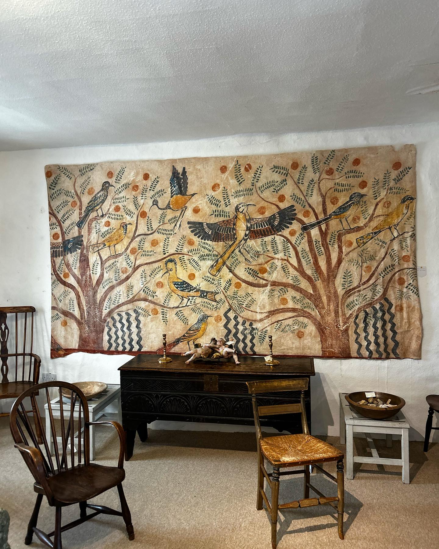 Remember to visit: Stow on the Wold, Cotswolds.
Antique and art lovers, save this post!
A gorgeous weekend spent at Stow on the Wold, where you can find several antique shops, art galleries and shops, supplying a wide range of choice for collectors and enthusiasts. Browse my favourites below:
🤎 An incredible hand painted wall hanging at Tudor House Antiques. It wasn’t for sale! I imagine many have tried to purchase! @tudorhouseantiquesstow
🤎 Baggott Church Street Antique Dealers - if you love paintings, maps and books, this is the one for you!
🤎 @unpol.ishedspace - a jewel box shop, set in a picturesque 17th Century building, showcasing the work of talented makers and artists. I bought a small illustration by @printcessmeg 🐶
🤎 @the.curatedstore - a lovely pop up with continuously changing art, antiques and works.
🤎 @rtantiques -a treasure trove of goodies and paintings!
#stowonthewold #antiquelovers #antiqueshop #stowonthewolds #antiquedecor #englishantiques #18thcenturyantiques #artcollector #cotswoldslife #visitthecotswolds #buyold