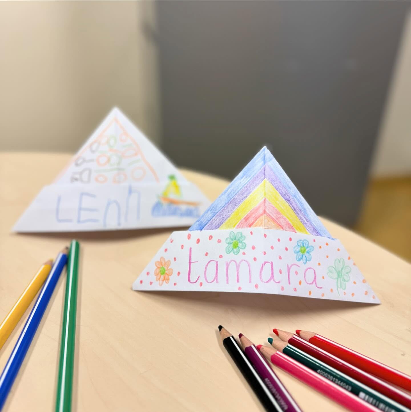 ‘Wat kun je eigenlijk allemaal doen met A4- papier?’ was m’n vraag aan Lenn vandaag. Hij antwoordde: ‘Tekenen, knippen, scheuren, schrijven, vouwen’.
Hij mocht zelf kiezen wat we gingen doen. Zoals je kan zien koos hij voor vouwen en kleuren. Geef ons een ‘❤️’ als je het eindresultaat tof vindt.
P.s. De foto is gemaakt door Lenn 👌
#kinderoefentherapie #kinderoefentherapeut #kinderfysiotherapie #kinderfysiotherapeut #motorischeontwikkeling #motoriek #mijlpaal #grovemotoriek #fijnemotoriek #baby #peuter #kleuter #schoolkind #vouwen #origami #tekenen #kleuren
#kinderoefentherapie_zn #wormerveer