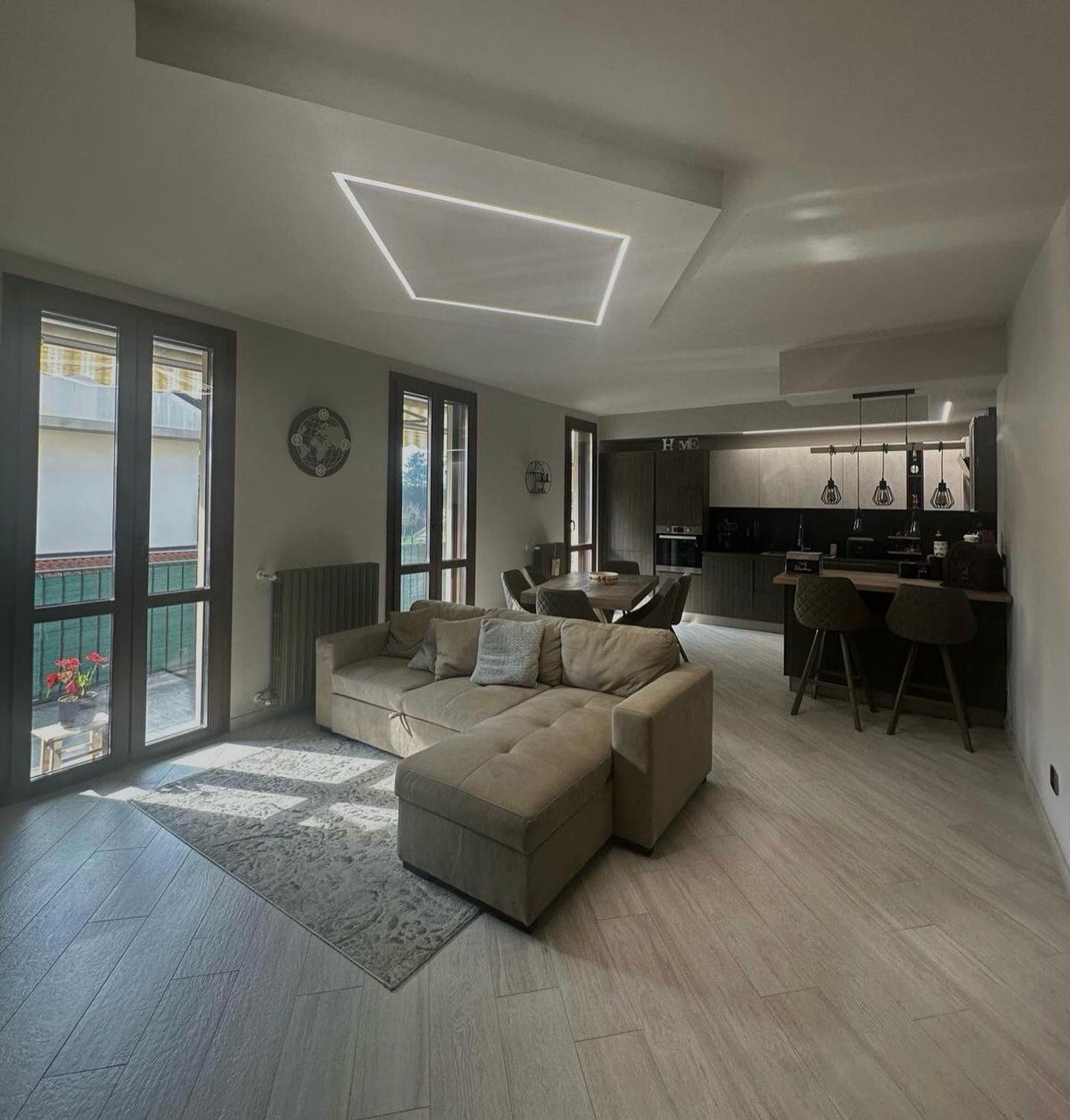 Minimal chic e modernità sono due caratteristiche essenziali per stupire i propri ospiti lungo l’ingresso e il soggiorno di una casa.🏡
La nostra cliente desiderava: ✨
🦺Ampio e luminoso open space
🦺Cucina con penisola total brown
🦺Luci led a binario
🦺Porte in legno colore rovere corda
Per scoprirne di più, contattaci:
📲0382 373543
📩 info@italfemgroup.it
Costruire per realizzare i tuoi sogni!!
#ristrutturazioniblog#ristrutturazioni#ristrutturarecasa#famiglia#casaèfamiglia#ristrutturazionesalotto#costruireperrealizzareituoisogni#costruireinsieme#edilzia#amagazing#follow#style#Madeinitaly#ediliziaitaliana#italia#Milano#Catanzaro#instagood#instalife#instajob#work