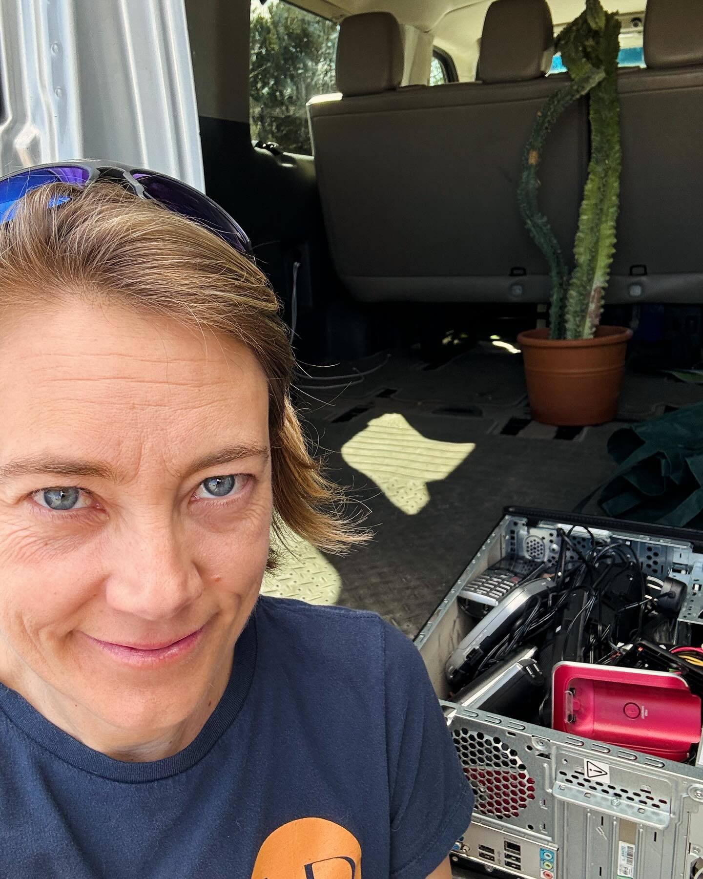 Day in the life of a professional organizer:
✅just left happy clients enjoying a renewed space in their home
✅secure electronics recycling ♻️
Now to find a loving home for this cactus!🌵