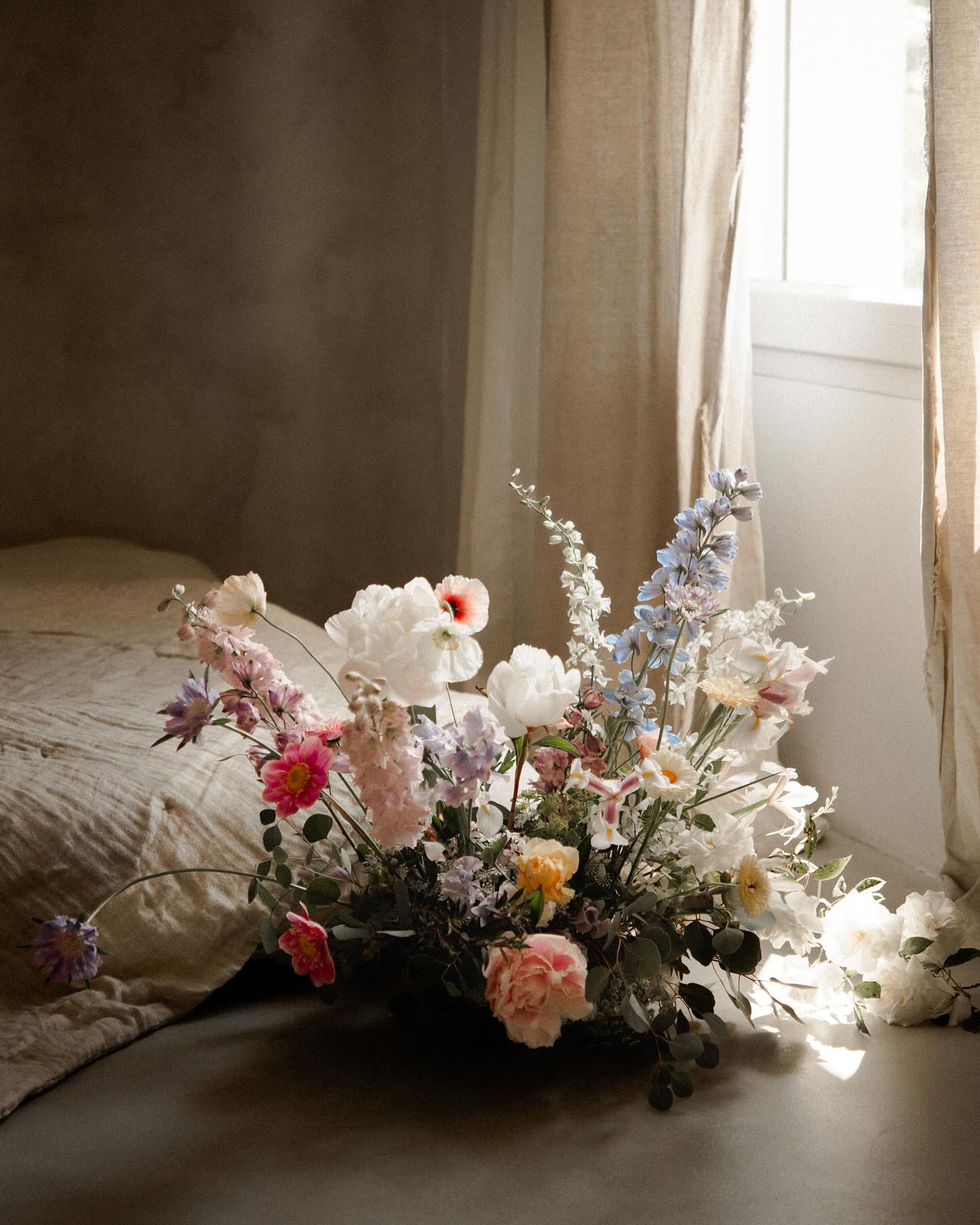 Ces derniers mois à la #lagrave ont été incroyables. 🏔️🏂❄️
Mais malade depuis 10 jours (et un peu cabossée il faut le dire) avec le printemps qui semble arriver je me surprends à penser à ma Normandie, aux fleurs, à avoir envie de retrouver la cueillette, mon atelier. Spring is stirring!! Le moment de quitter le grandiose, la neige, les sensations fortes pour retrouver le joli, les gestes précis et les projets approche à grands pas.
J’ai hâte de retrouver ma mère et son agitation printanière, qu’elle me fasse le point ultra détaillé sur tout ce qui se passe au jardin. 😅
Ma saison commencera avec une grande installation au studio de @solveigandronan pour son week-end de mini séance. J’ai hâte ☺️ (et un peu la pression comme tout début de saison où j’ai l’imprévue je ne vais plus savoir faire de bouquets 🙈)
Il est également encore temps de vous inscrire pour notre “No Floral Foam day” qui aura lieu le 28/29 avril à la ferme.
J’espère que le printemps vous inspire des choses petites et des grandes choses aussi.
À très vite