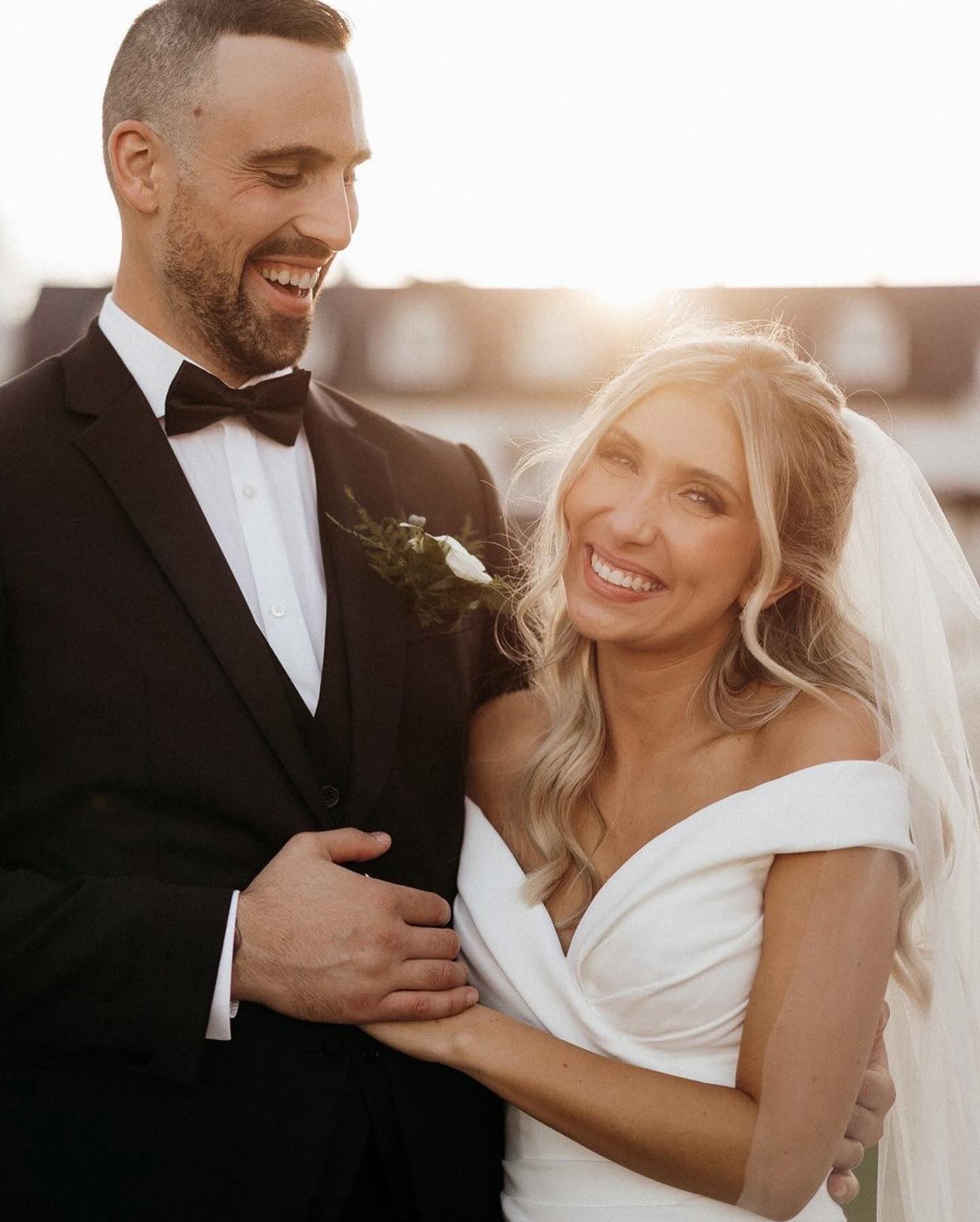 Pendant ta journée de mariage ta séance de couple devrait être un moment doux, le fun, léger et plein d’émotions.
C’est le temps de profiter pleinement de la personne que tu aimes.
C’est le seul moment que vous allez avoir à vous deux dans tout ce tourbillon d’amour.
Je sais; comme 95% des gens tu trouves les séances stressantes;
🥺Parce que tu ne te trouves pas photogénique.
🍾Parce que tu ne sais pas quoi faire devant la caméra.
Je suis là pour toi. ❤️
Prends le temps de regarder ton amoureux.
De lui faire le plus gros câlin de la terre.
Je suis là pour te faire profiter de ce moment là.
Pour rire.
On va marcher.
On va danser.
Pour que ce soit léger, doux, le fun.
Sur ces images; tu découvres un mariage de 2022!!
Je ne peux pas croire que j’ai ces photos de rêve dans mon ordinateur depuis 2 ans .
J’ai eu du mal à choisir des photos prefs. 😬
Vu que je les vois aujourd’hui pour leur séance maternité, je te montre les deux parfaits Lara & Dominic 🔥
Ferme les yeux et imagines:
Une journée d’octobre où il a fait tellement beau et chaud!
Il y avait une explosion de coccinelles. (Tu ne le verras pas, j’ai photoshoppé 99% des bebittes à bon dieu.)
En plus ma première fois à cette auberge est magnifique, un vrai coup de cœur!
Lieu; @aubergewillowinn
Chevelure de rêve ; @alisleenders
#quebeccityphotographer #quebeccityweddingphotographer #quebecphotographer #photographevilledequebec #photographemariageparis #photographemariagegrece