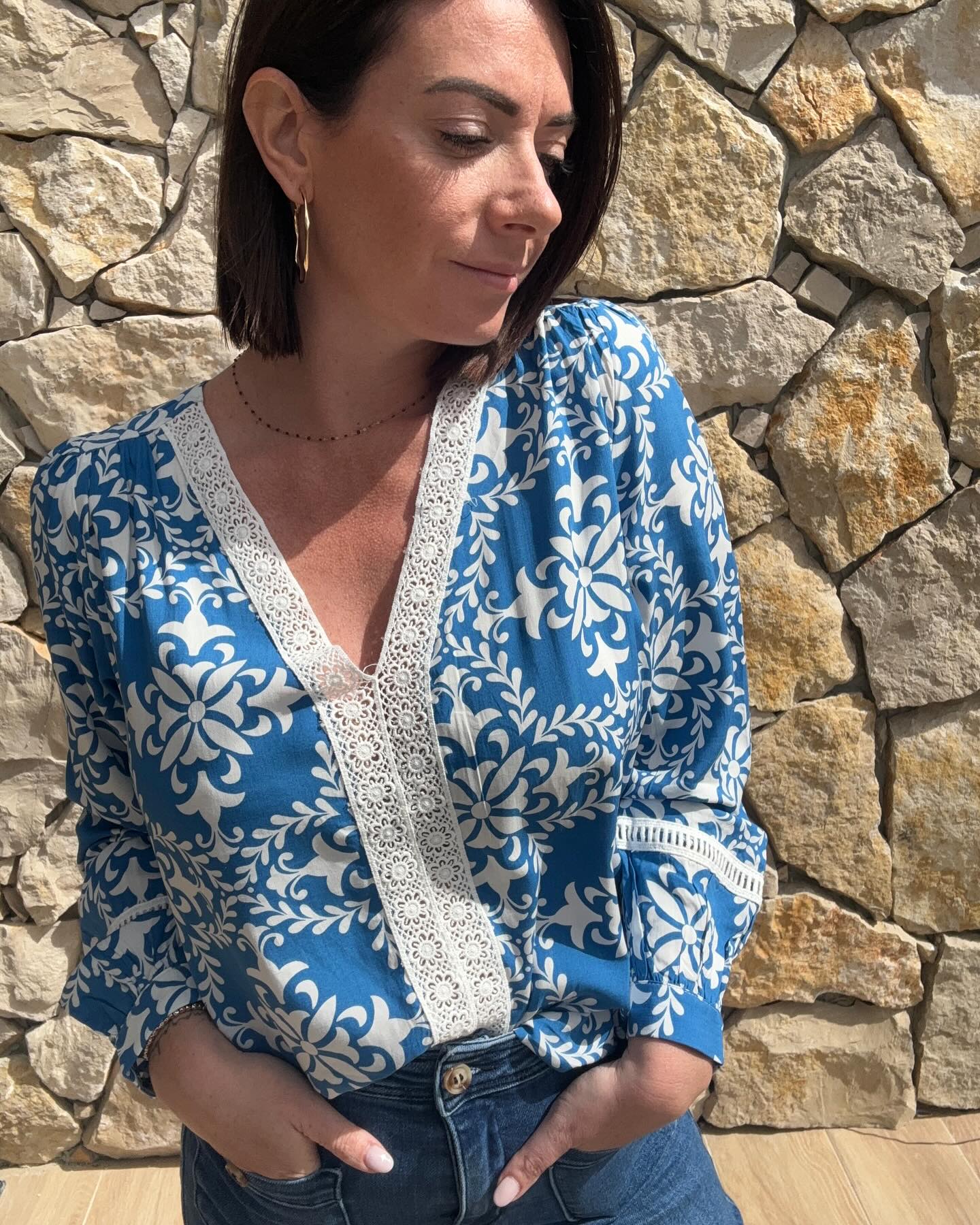 Comme une envie d’escapade en Grèce avec notre blouse LOU
Une matière légère fluide parfaite pour le printemps
À retrouver en ligne sur www.madamevboutique.com
#blouse #modefemme #outdoors #blousefemme #lookdujour