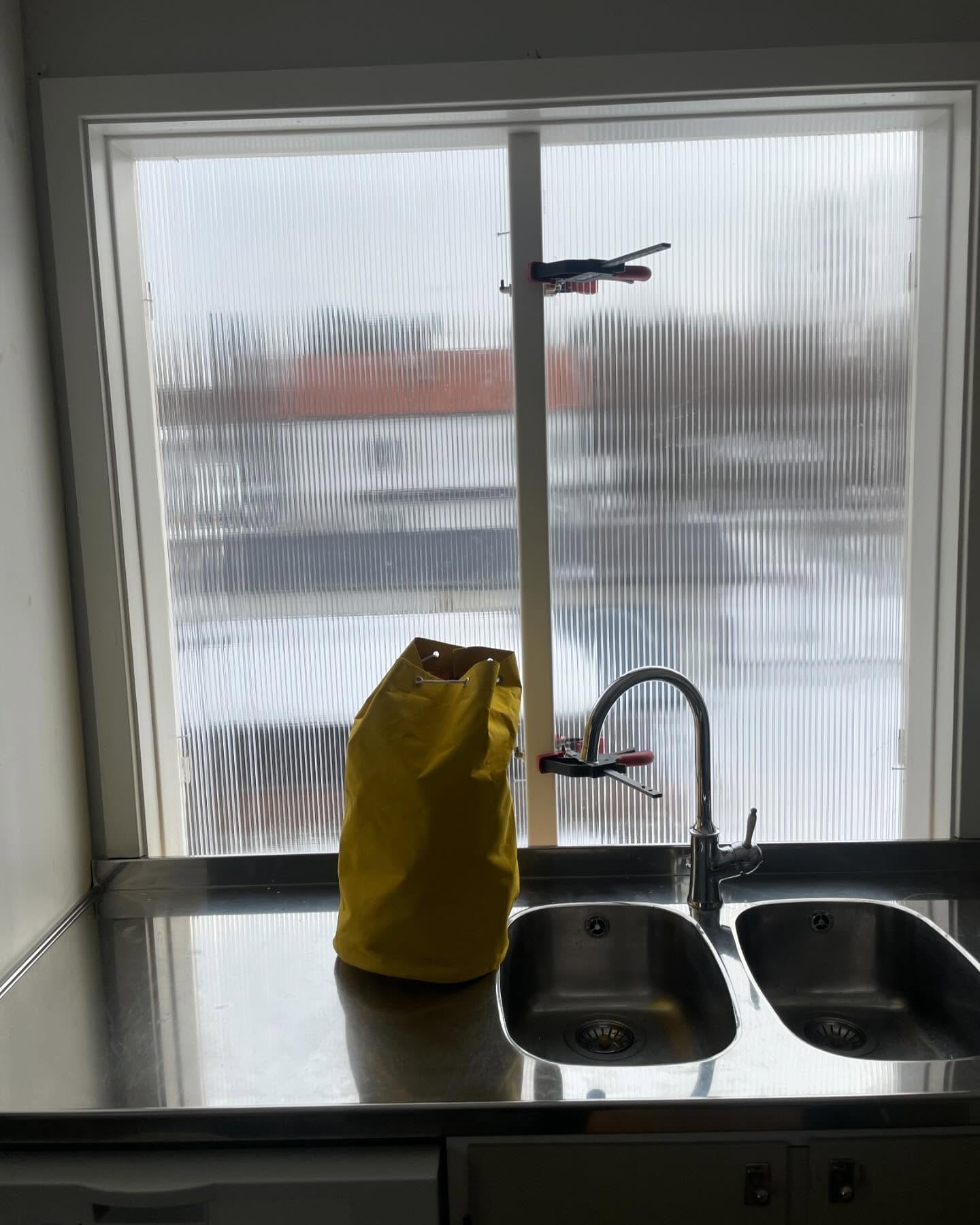 Idag fick fallskyddsselen följa med på uppdrag. Visserligen är jag smidig som en katt men jag vågar inte riktigt testa om jag också har 9 liv.
Glad påsk på er! 🐣
#fönsterrenovering #fönster #östersund #jämtland #morinsfönsterhantverk