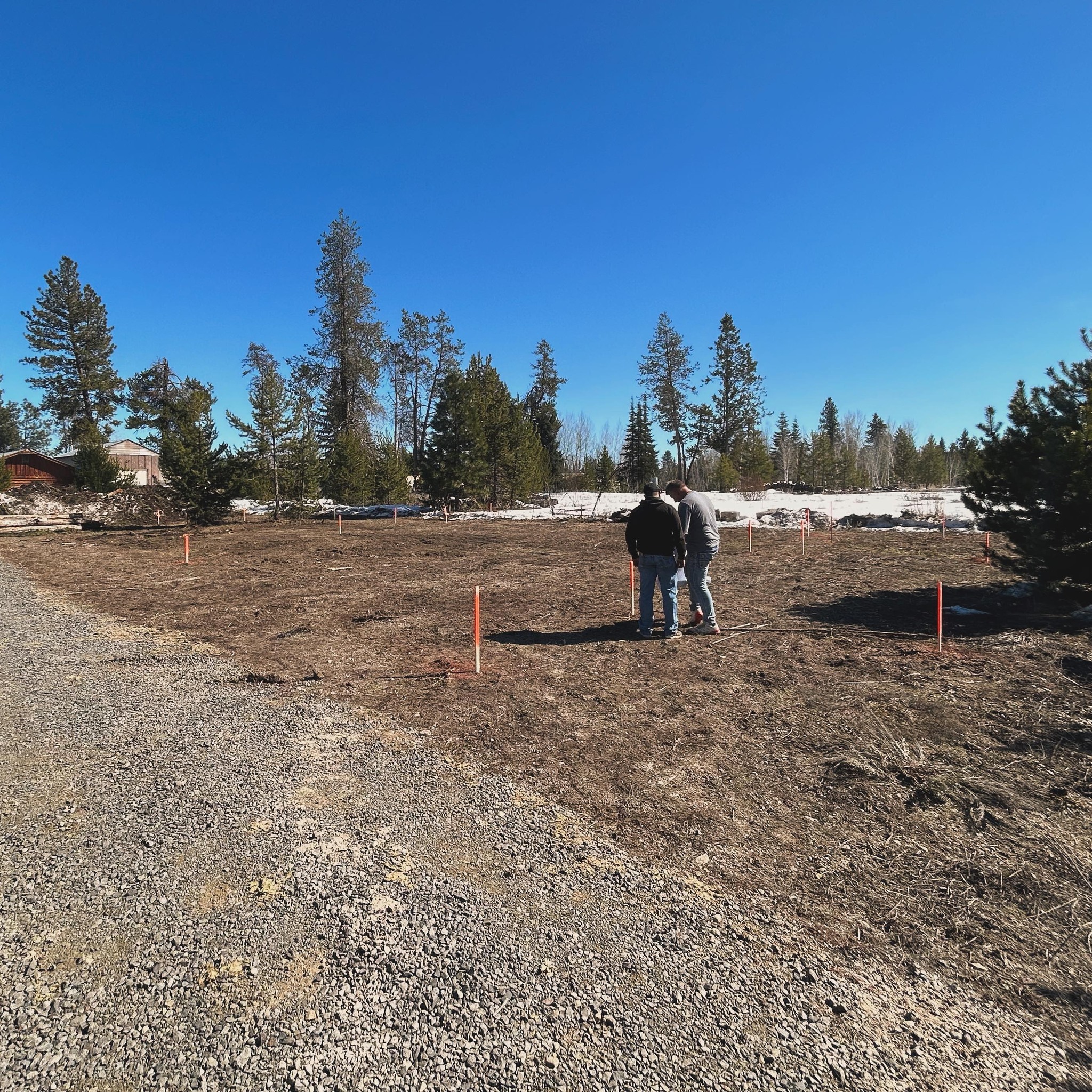 And so the season begins… first one being staked at the Domens new home! Let me tell you what an honor it is to work with families for months, and then finally begin to make it a reality🏠