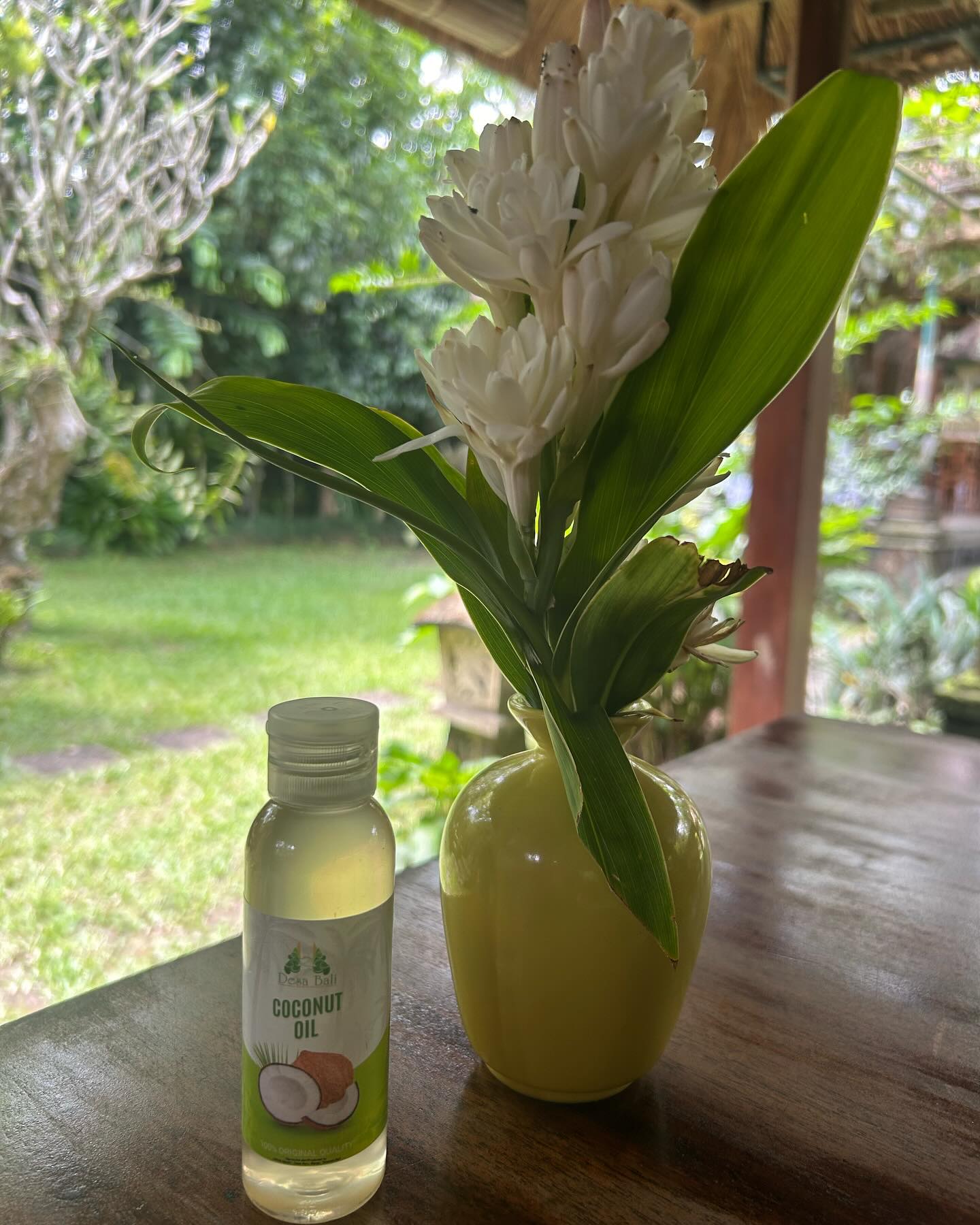 Préparation traditionnelle de l’huile de coco pour massages balinais à découvrir bientôt à mon retour #huilemassage #noixdecoco #artisanal