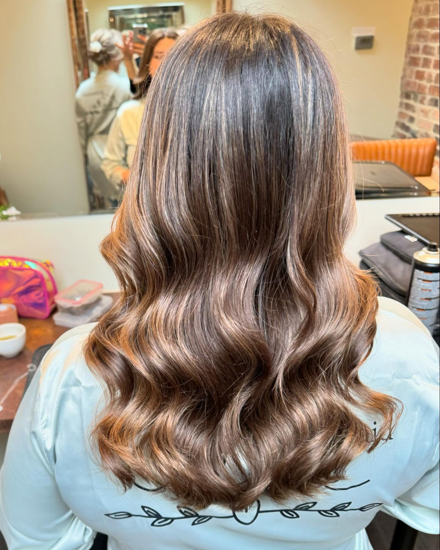 Soft Loose Waves will always be a firm favourite with a Brides or Bridesmaids 🌟
VENUE @foxtailbarnsvenue
HAIRSTYLIST @fayekenyonhairandmakeup
@babyliss @kykhaircare @schwarzkopfprouk @fudgehair @bedheadbytigi
#hairstylist #weddinghair #bridesmaidshair #hairstyle #bridal #bridalhair #bridalhairstylist #weddinghairstylist #softwaves #softwave #hollywoodwaves #romantichairstyle #ilovemyjob