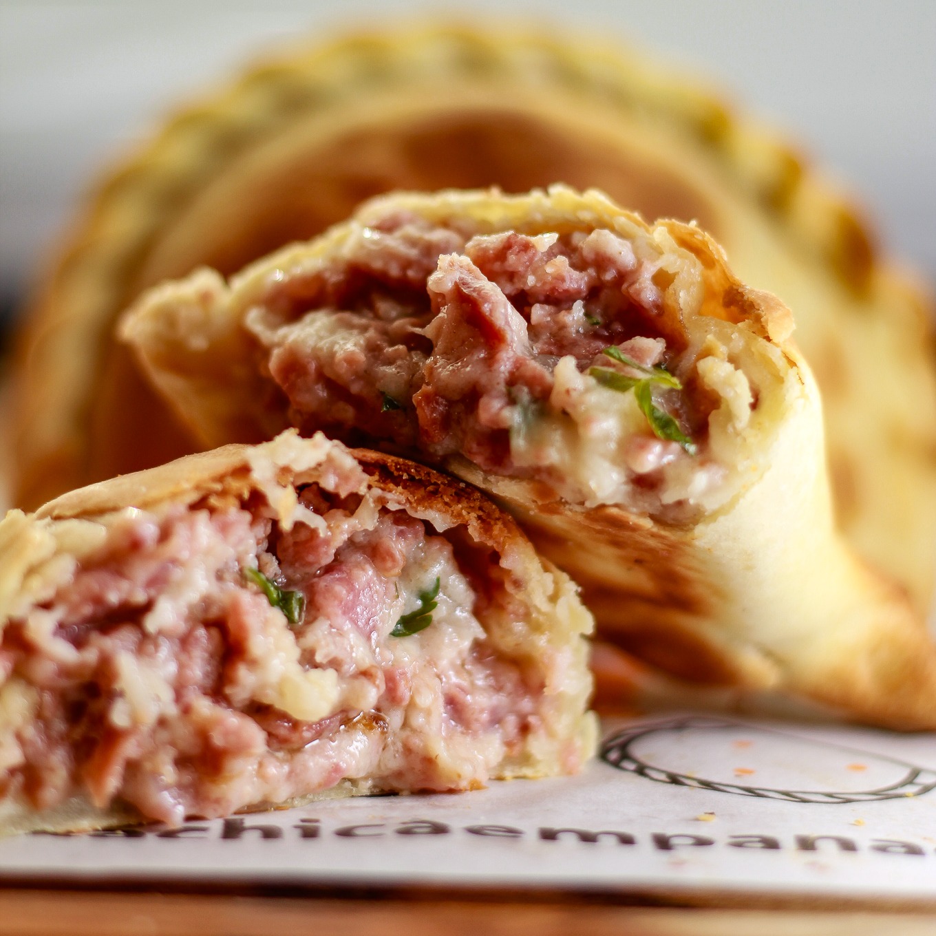 CALABRESA COM CATUPIRY®
A calabresa dá um toque picante, o catupiry®o toque cremoso e a massa aquele toque crocante. Excelente pedida para essa terça-feira.
Partiuuu?
#empanadas #empanadasartesanais
