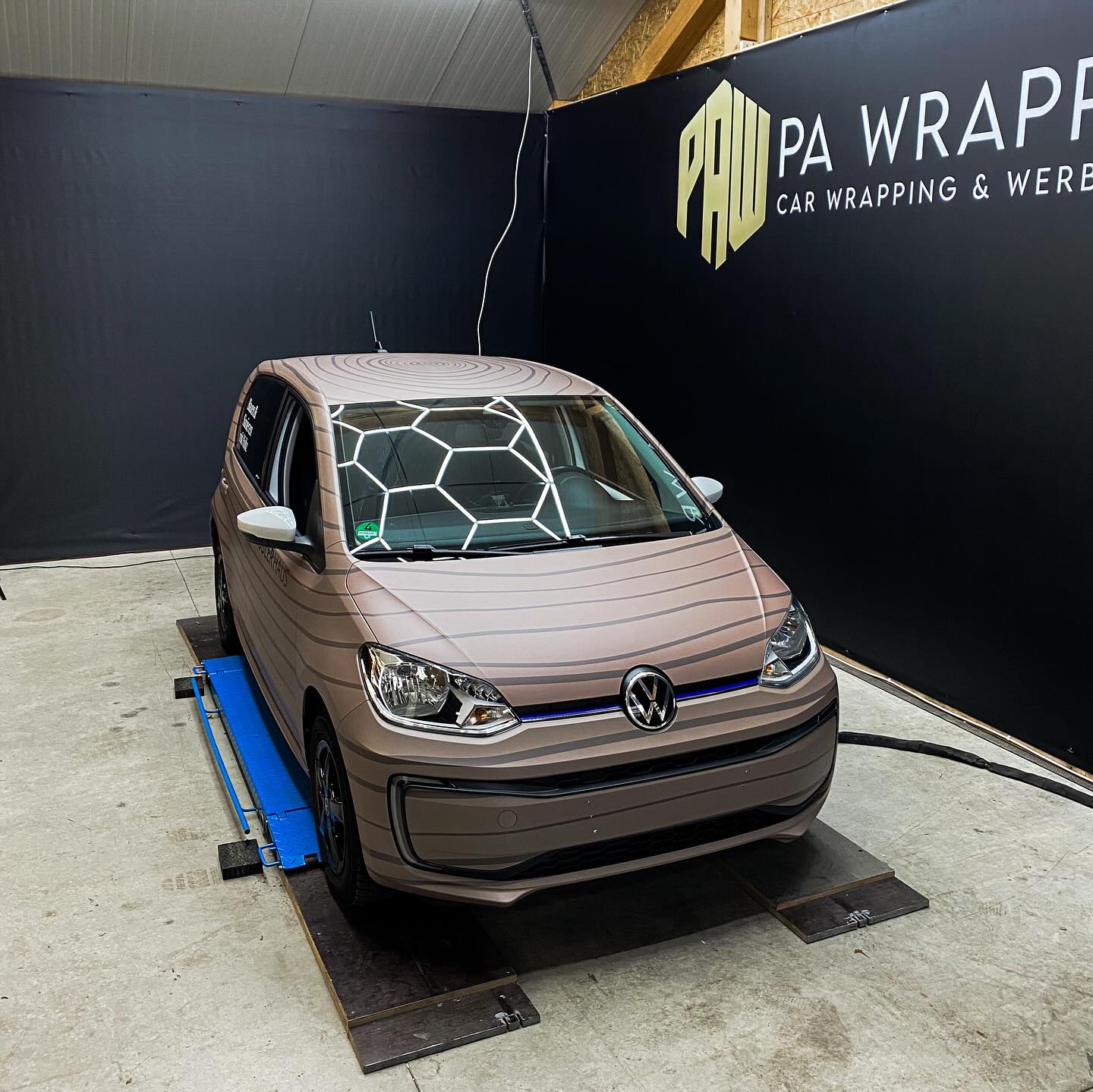 Kübler Haus
@zeughaus.design
#pawrapping #carwrapping #carwrap #wrapping #wrapped #paintisdead #foliert #folierung #vw #vwup #digitaldruck #teilfolierung #wrappedcar #vollfoliert #wrappcar #werbung #werbetechnik #design #beschriftung #foliendesign #ravensburg #badwaldsee #biberach #friedrichshafen #wangenimallgau