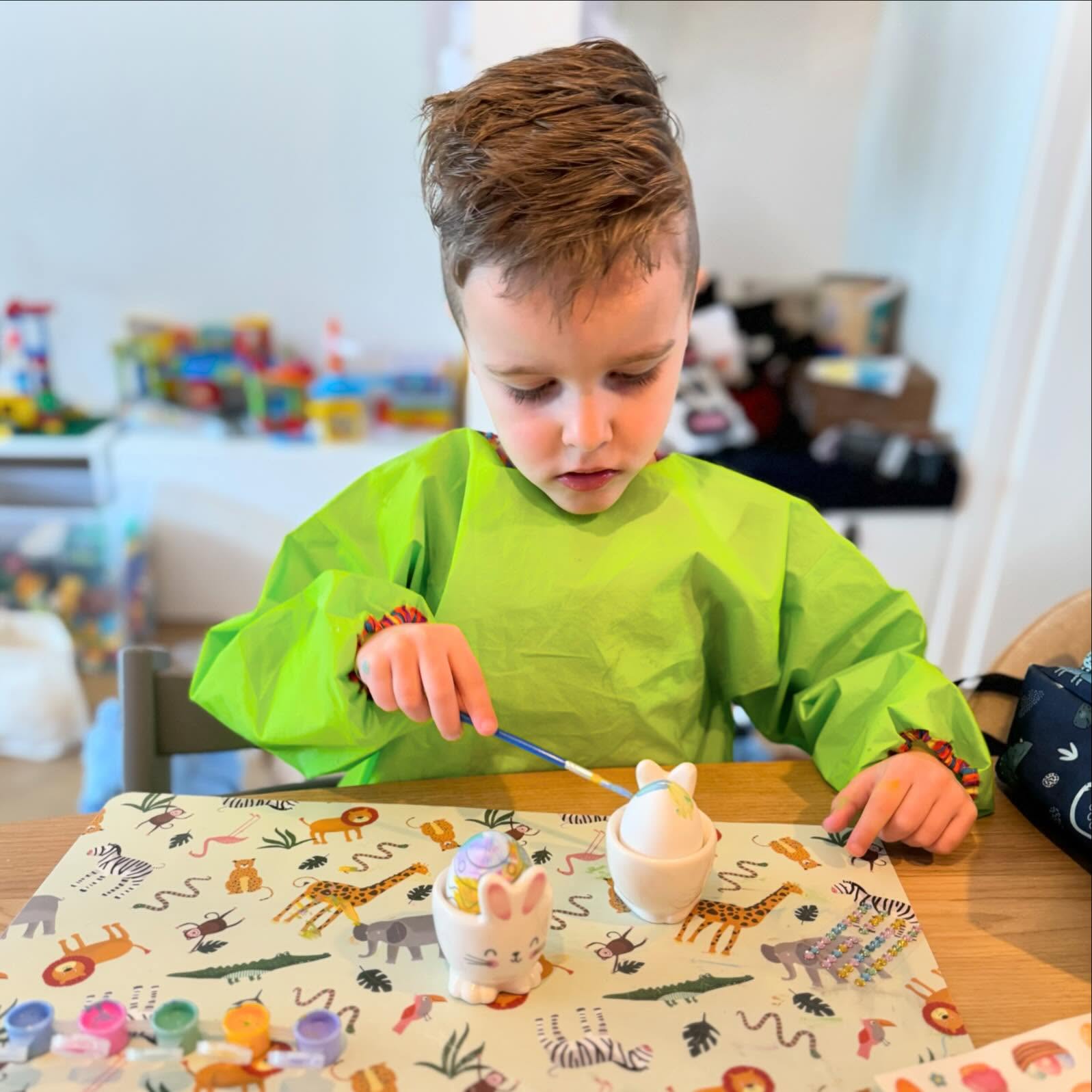 Wat een feest, het is bijna Pasen!đŁ
Wisten jullie dat @actionnederland de allerleukste paasknutselspullen verkopen voor ook nog eens een zacht prijsje, waaronder deze eieren om te schilderen, kuikentjes en paashazen om te versieren?!
Je zou bijna denken dat we betaalt worden om reclame te maken, maar dat is niet het geval. Wel mag ik denk ik voor alle kinderoefentherapeuten spreken als ik zeg dat we blij zijn met deze winkelketen. Hoe meer ouders thuis lekker gaan knutselen, tekenen, kleuren, schilderen, prikken etc, hoe beter voor de fijn motorische ontwikkeling.
En.. mocht je kind nou niet zoân fan zijn van knutselen.. dan helpt het nog wel eens om te knutselen met een thema en dan een plek uit te kiezen in huis waar alle geknutselde spullen een âmini museumâ vormen. đ
Wie knutselt er mee?