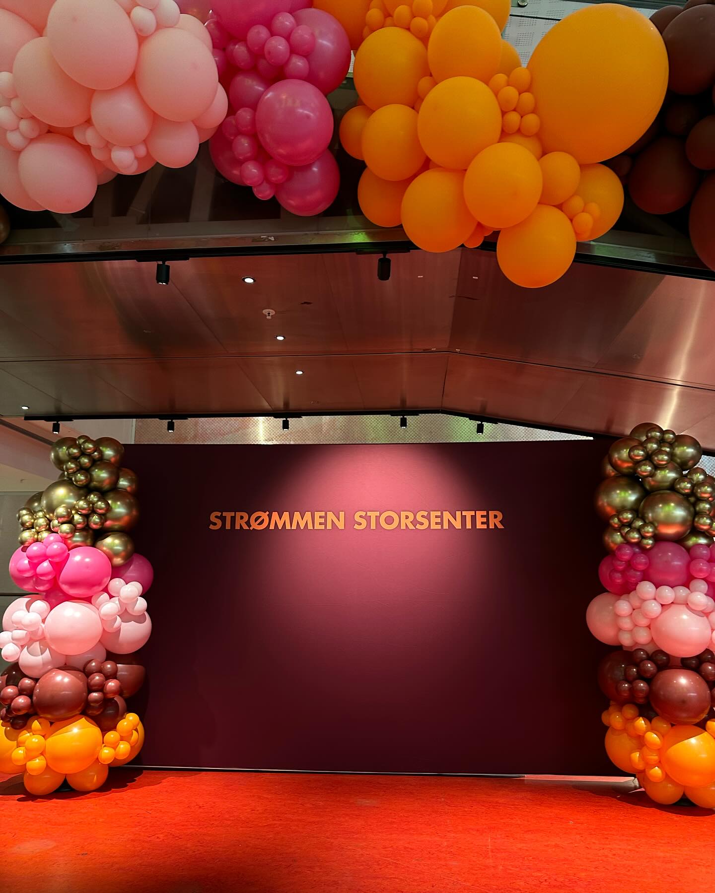 🌙✨Chand Raat nærmer seg! På strømmen Storsenter er vi klare for feiring den 9.april.
Chand Raat markerer den siste natten i Ramadan og starten på Eid al-fitr.💜
Vi er stolte av å kunne si at vi er med på denne utrolig fine feiringen sammen med @strommenstorsenter og @aligndesign.no.😍
#strommenstorsenter #eidmubarak #chandraat🌙 #ramadanmubarak #event #eventdecor