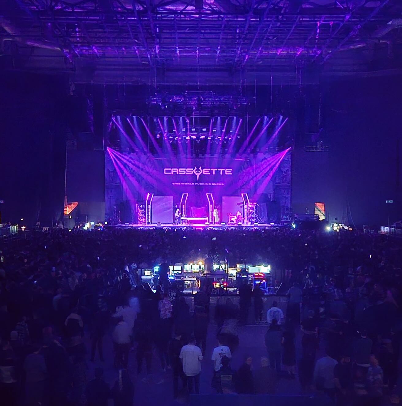 Recent arena drape created for @cassyette -
Huge print on our front lit stage display fabric.
Shots taken from the #nx_genwrldtour featuring @bringmethehorizon @badomensofficial @staticdress
#arenatour #arenadecor #uktour #stage #backdrop #wideformat #graphicdesign #bringmethehorizon #cassyette #badomens #staticdress