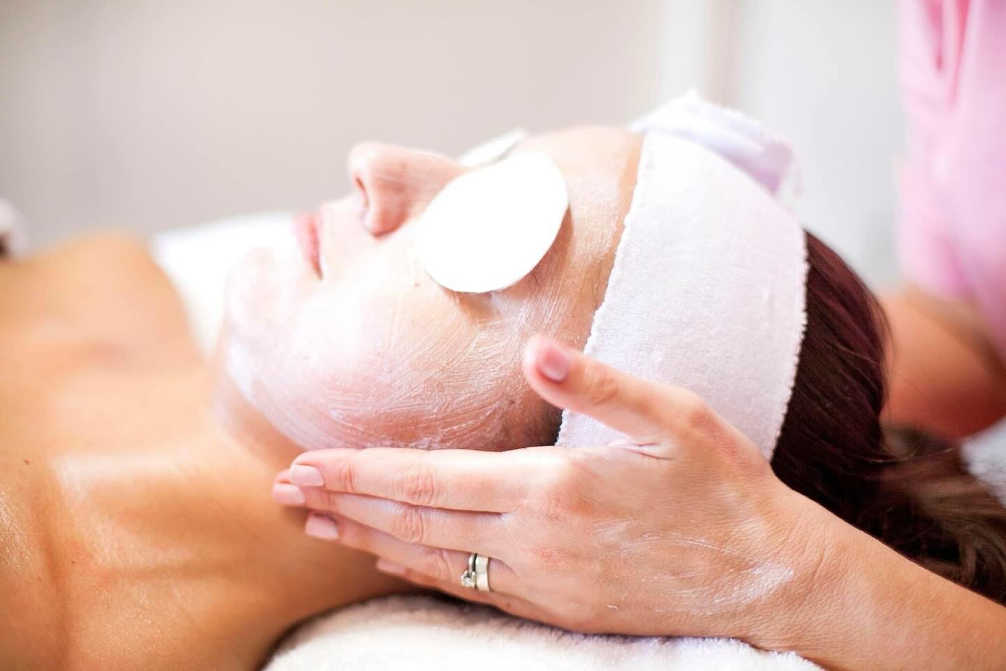 Spring has sprung and so have our Spring offers.
Deluxe facials £55 instead of £65
Full body massage £50 instead of £60
Course of 6 Dermalux facials £150 instead of £200.
Offer runs until the end of April 💋