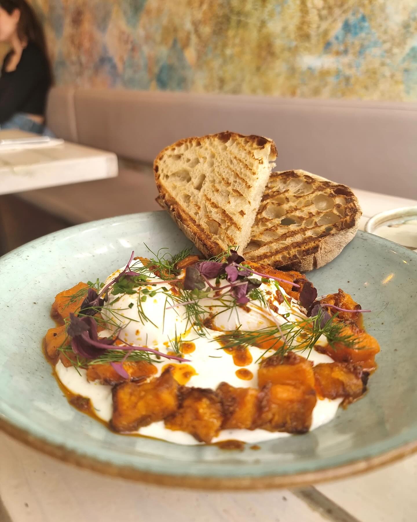 Hello April and hello our monthly specials! We are trying some new things this month 👀
TURKISH EGGS 🍳
Poached eggs served on dill and garlic yoghurt, with Aleppo chilli butter & roasted sweet potato. Add smoked salmon, chorizo, bacon or halloumi to make it extra ✨
COCONUT FILLED FRENC TOAST 🥥 🍞
Brioche French Toast filled with coconut & cashew cream, mango and passion fruit curd & roasted coconut.
GRILLED HAM & CHEESE 🥯 🍖 🧀
Toasted everything bagel with smoked ham, aged cheddar & tomato. Topped with Parmesan snow.
All of them are available in April at Dalagatan ✌️