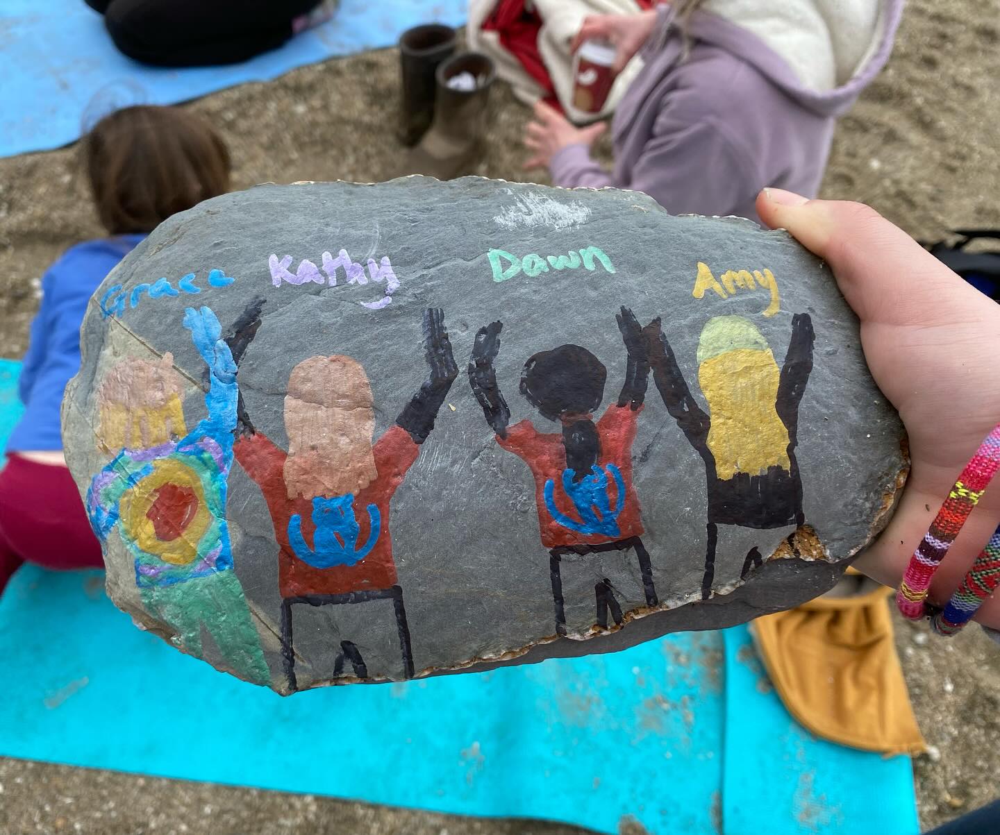 🌊☀️ What a day at Porthpean Beach family pop up! 🎉 Despite the threat of rain, we enjoyed a blissful 3 hours of rock pooling, yoga adventures, bush crafting, and beach art! It was an absolute joy! Huge thanks to the magical team who made it all happen, depicted above in Evie’s wonderful art. You guys truly ROCK! 🌟 Here’s to the next time! Keep your eyes peeled for our upcoming 5-week course this summer with @wildwonderandwisdom . Can’t wait! 🌞🐚
@cornwallwildlifetrust @wildwisdomandwonder
#beachlife #familydaycornwall #funinnature #communitylove #wildtherapy #blueandgreenprescribing #outdooryogapractice #kidsyogateacher #familyyogatime