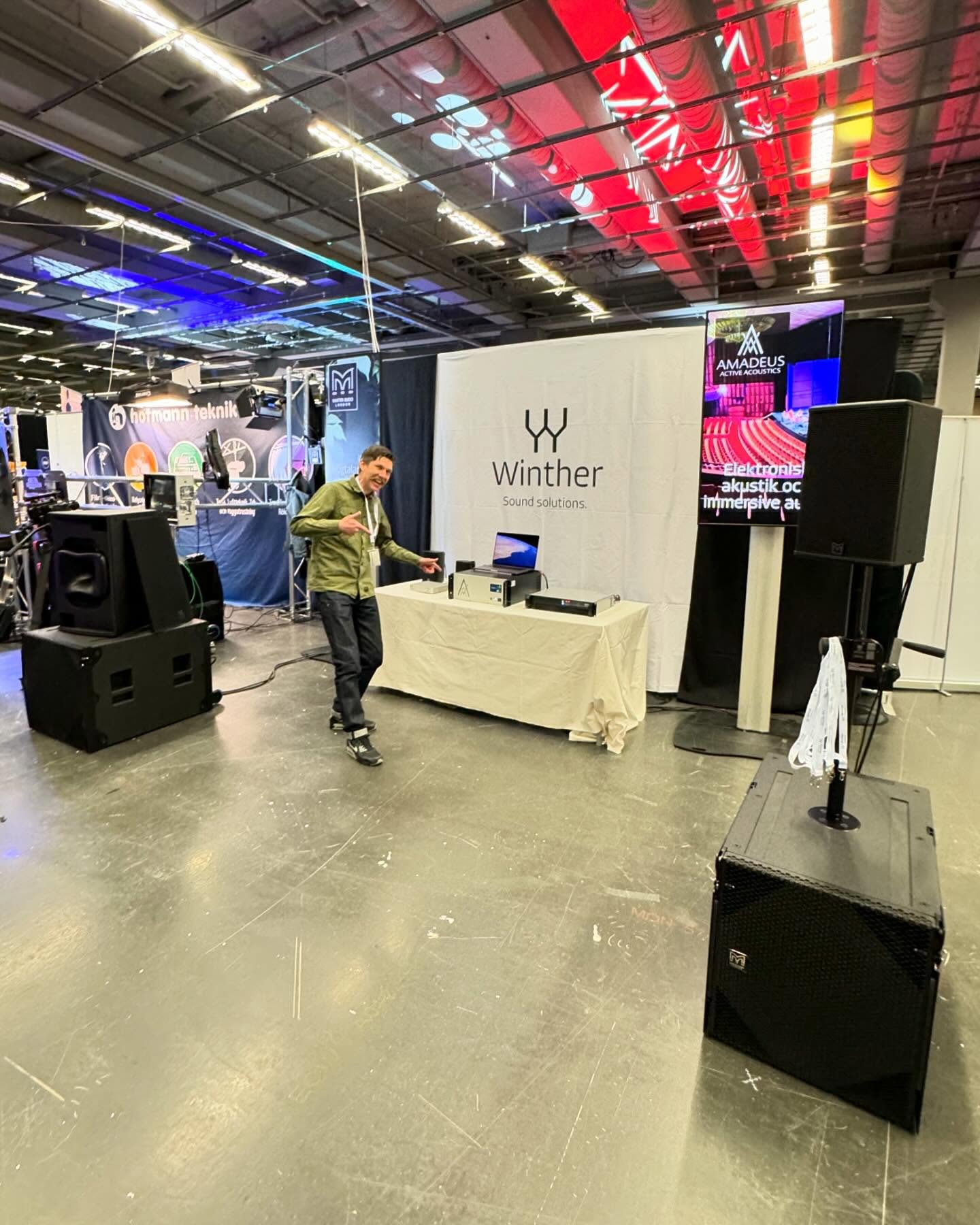 Nu är vi i Göteborg, se så glad Mårten är! Kom till Svenska Mässan och kolla på grejer och tjöta lite
#wssab @martinaudio @linearesearch @amadeusacoustics @stagetec_gmbh #monitorroadshow