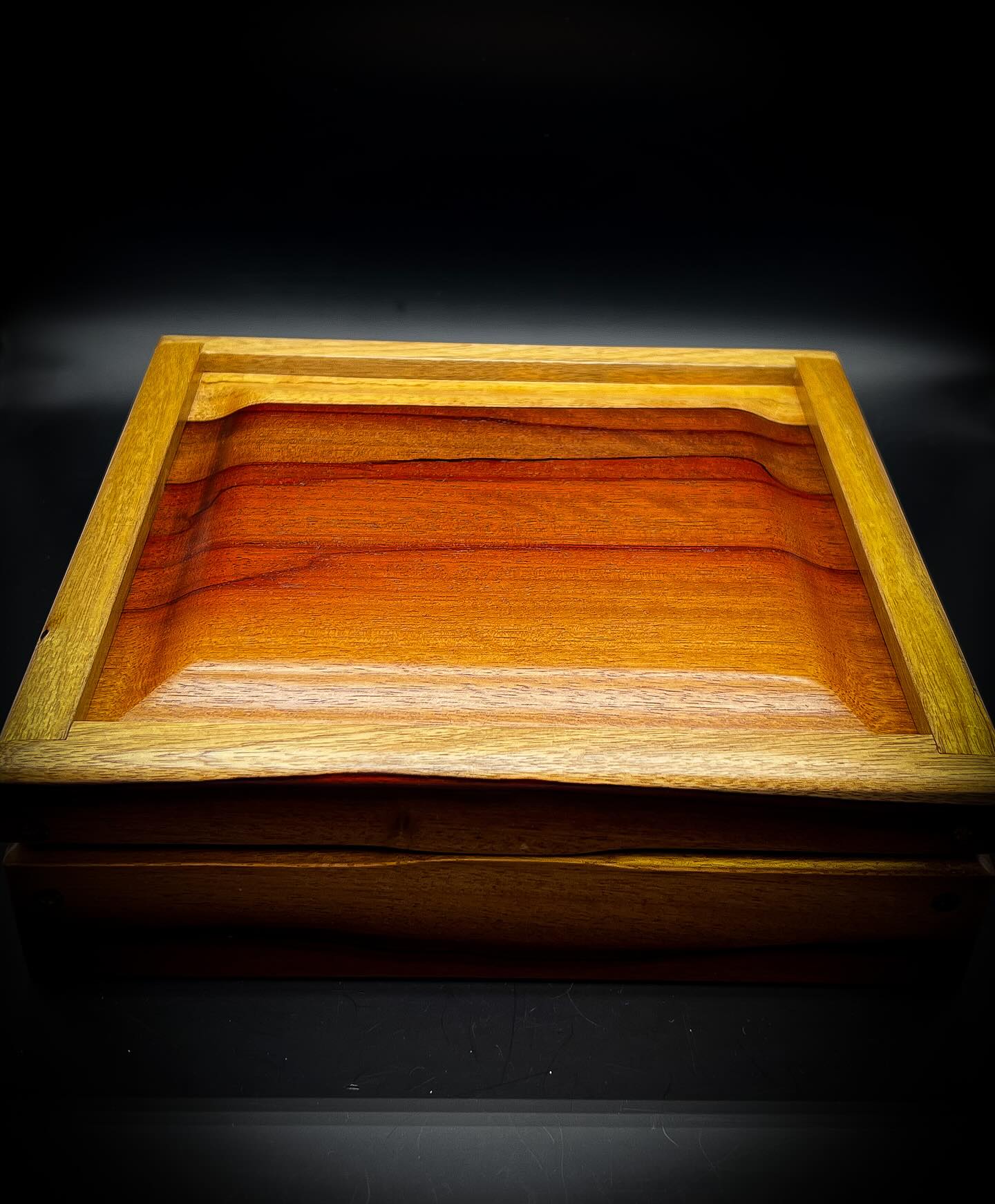 🌴🚬 Pour les amateurs de cigare, nous avons reçu des boîtes en bois Moutouchi. 🎉 Ajoutez une touche d’élégance à vos moments de détente avec ces boîtes artisanales de qualité supérieure. Fabriquées à la main, elles offrent une conservation optimale de vos cigares préférés.
.
.
Venez découvrir le reste de la gamme sur le site www.labelguyaneshop.com
.
.
#guyane #guyanefrancaise #bois #boiteacigare #boisprecieux #marqueterie #objetunique #exclusivite #tendance #produitsartisanaux #artisanat #drapeauguyane #entrepriselocale #yana #cadeau #cayenne #kourou #labelguyane #labelguyaneshop