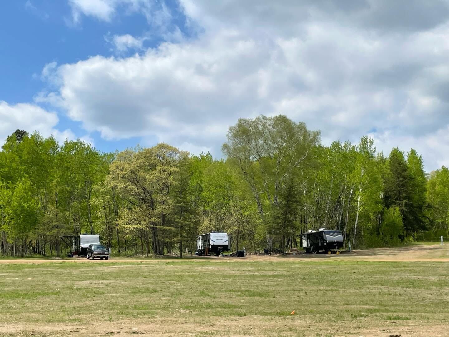 😃We like our space, so we gave our campers lots of space, too! All of our sites are 50’ wide and anywhere from 90-120’ long.🌅Check us out. Booking link in bio.⏰