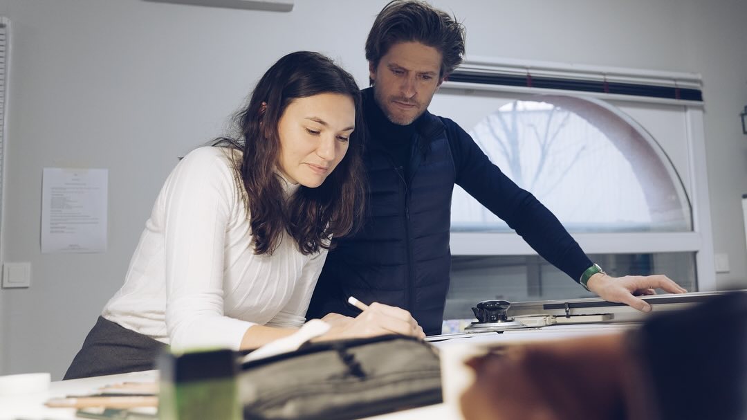 En plein cœur de Paris,les Delisle sont parmi les derniers bronziers et ferronniers d’art. Depuis 1895, ils habillent les palais et intérieurs les plus luxueux de lampes et lustres de style classique. Jean Delisle, 5ème génération a des envies de changement, l’envie d’emmener l’entreprise sur un autre terrain. Nous venons de réaliser son portrait ! Merci à lui pour sa confiance !
#tournage #reportage #coporate #institutionnel