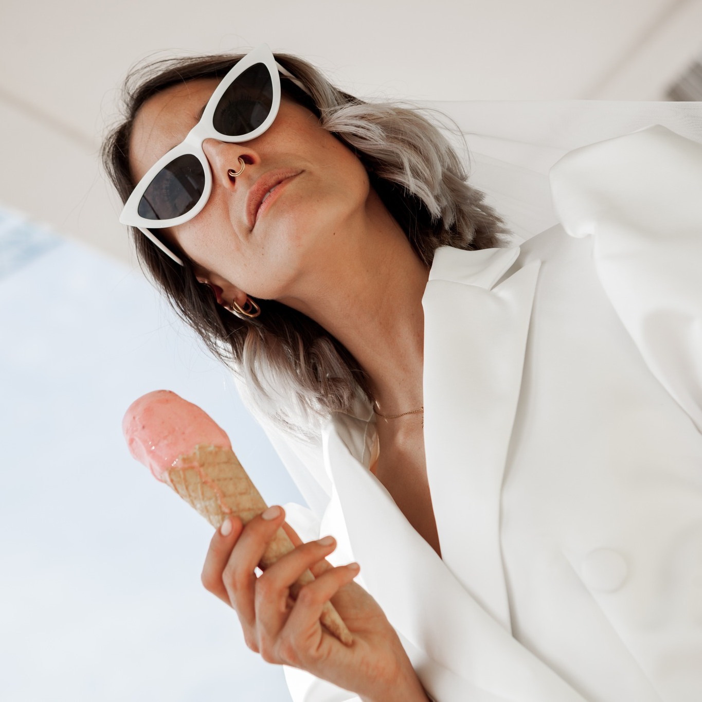 // with beautiful bride @benny_bu
#bride #icecream #bridaldress #weddingvibes #elopementwedding #elopement #weddingphotographer #weddingphotography #weddingfuerteventura #beachweddings #elopementinspiration