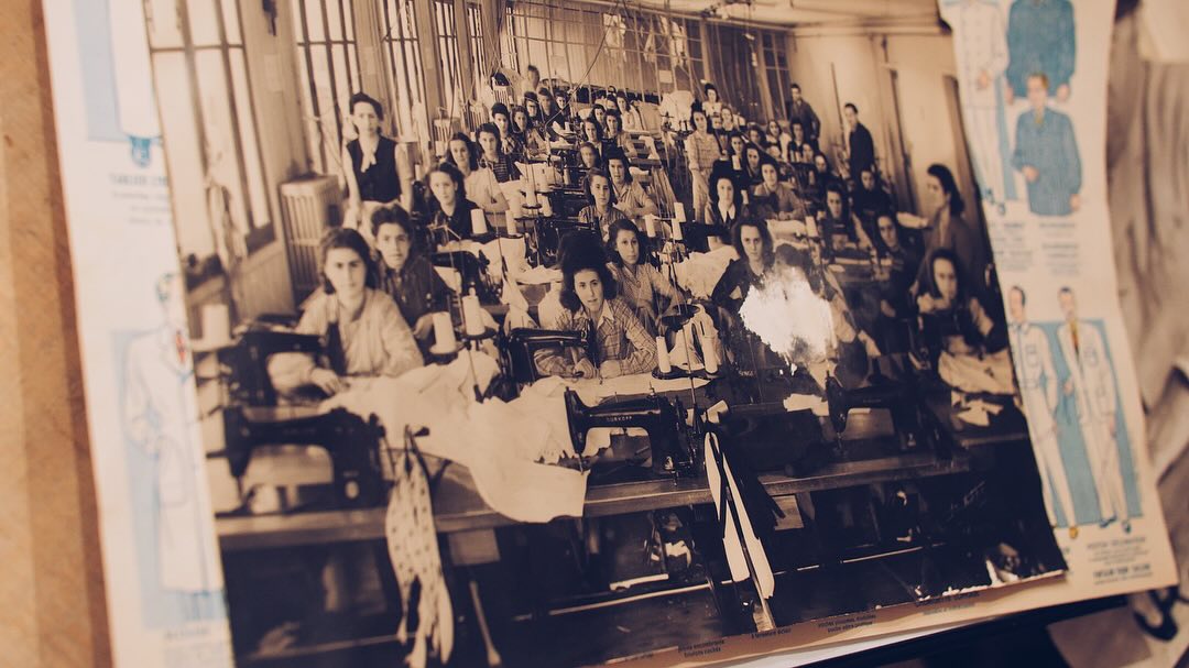 Thomas Bragard a quitté son poste d’ingénieur pour ressusciter l’entreprise textile de ses ancêtres. Cette manufacture située dans les Vosges était spécialisée dans les vêtements pour les professionnels mais face à la concurrence asiatique, le père de Thomas avait choisi de vendre le fonds de commerce. Le jeune homme a choisi de relancer les tabliers et vestes de cuisine comme autrefois ! Nous l’avons suivi pendant plusieurs mois et avons réalisé son portrait ! Merci pour votre confiance !
#artisanat #corporate #reportage #documentary
Réalisatrice : Auriane Baudin
Montage : Gaël Hubert
Chef op : Jacques-Olivier Bénesse, Guillaume Birot et Francois Chambe
Chargée de productions : @mts_emilie
Producteurs : @nicolasbarsikian @franckmorlet