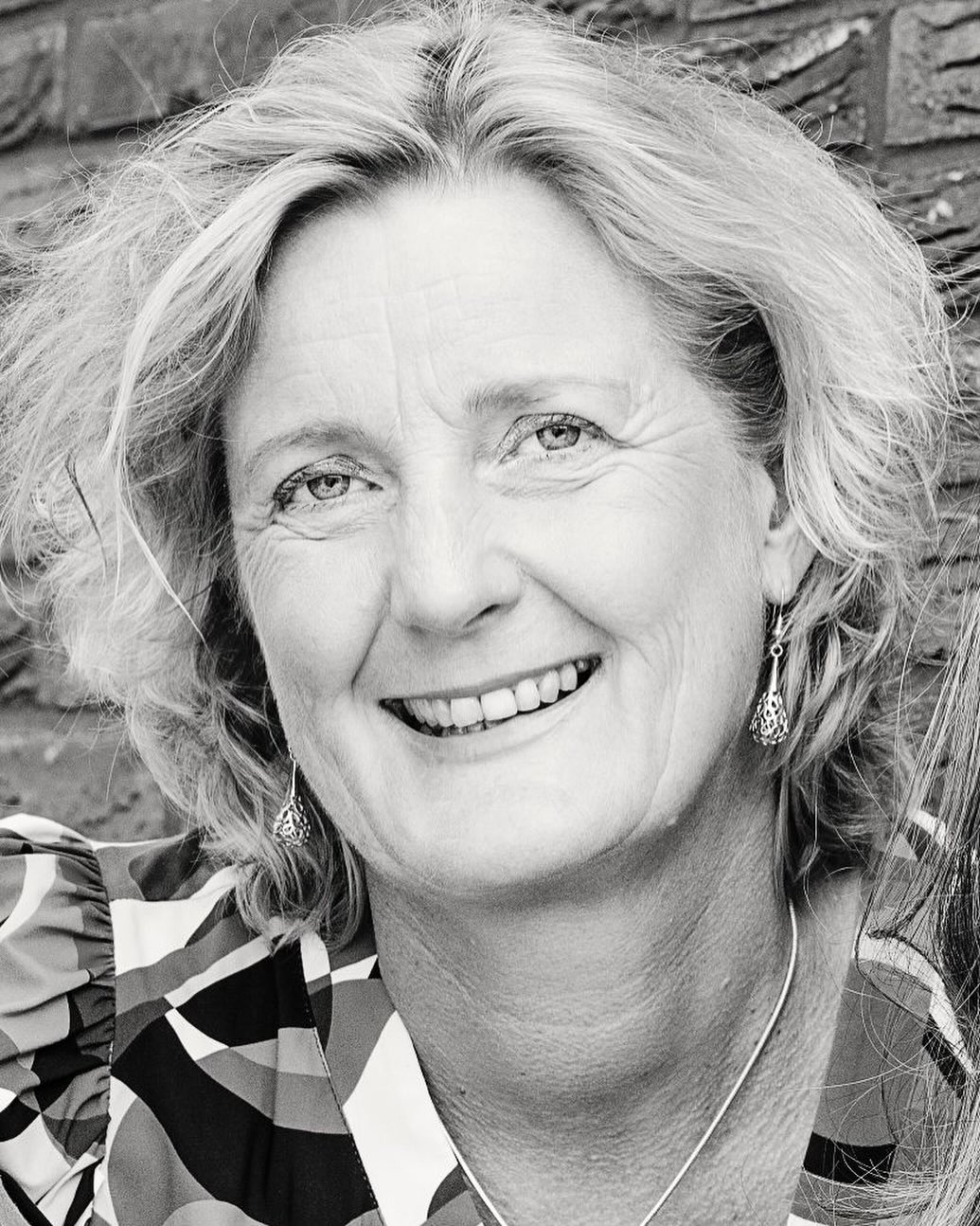 - Vandaag start de eerste dienst van Irene - namens de collega’s een goede eerste dienst toegewenst in het mooie Deventer! ☀️🏡
Even voorstellen. Mijn naam is Irene Smellink-Assink en ik ben per 1 april gestart als de nieuwe collega binnen het team van verloskundigenpraktijk De Kuip versterken. Evenals Yvonne ben ik opgeleid in Heerlen en heb ik jarenlang met veel liefde en passie een eigen verloskundigenpraktijk in Twente gerund. Ik ben getrouwd met Jos en trotse moeder van 2 zonen, die thuis zijn geboren. Een waardevolle ervaring, die ik iedereen gun. Ik zie ernaar uit om jullie te ontmoeten en wil jullie graag begeleiden tijdens deze bijzondere periode in het leven. Ik wens jullie een prachtige onvergetelijke tijd toe. Tot gauw!